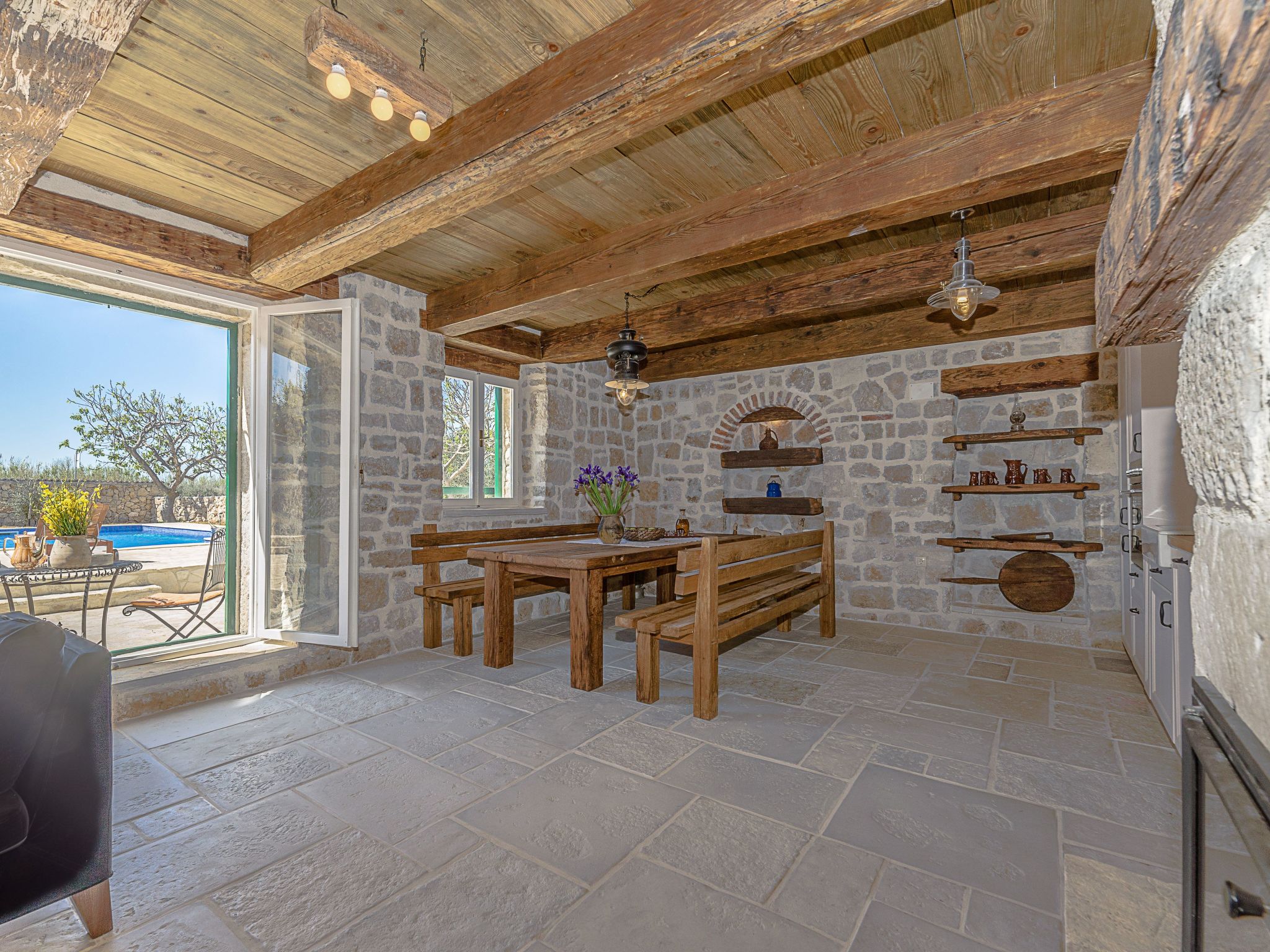 "Lipa" mit Schwimmbad-Image-tags.info