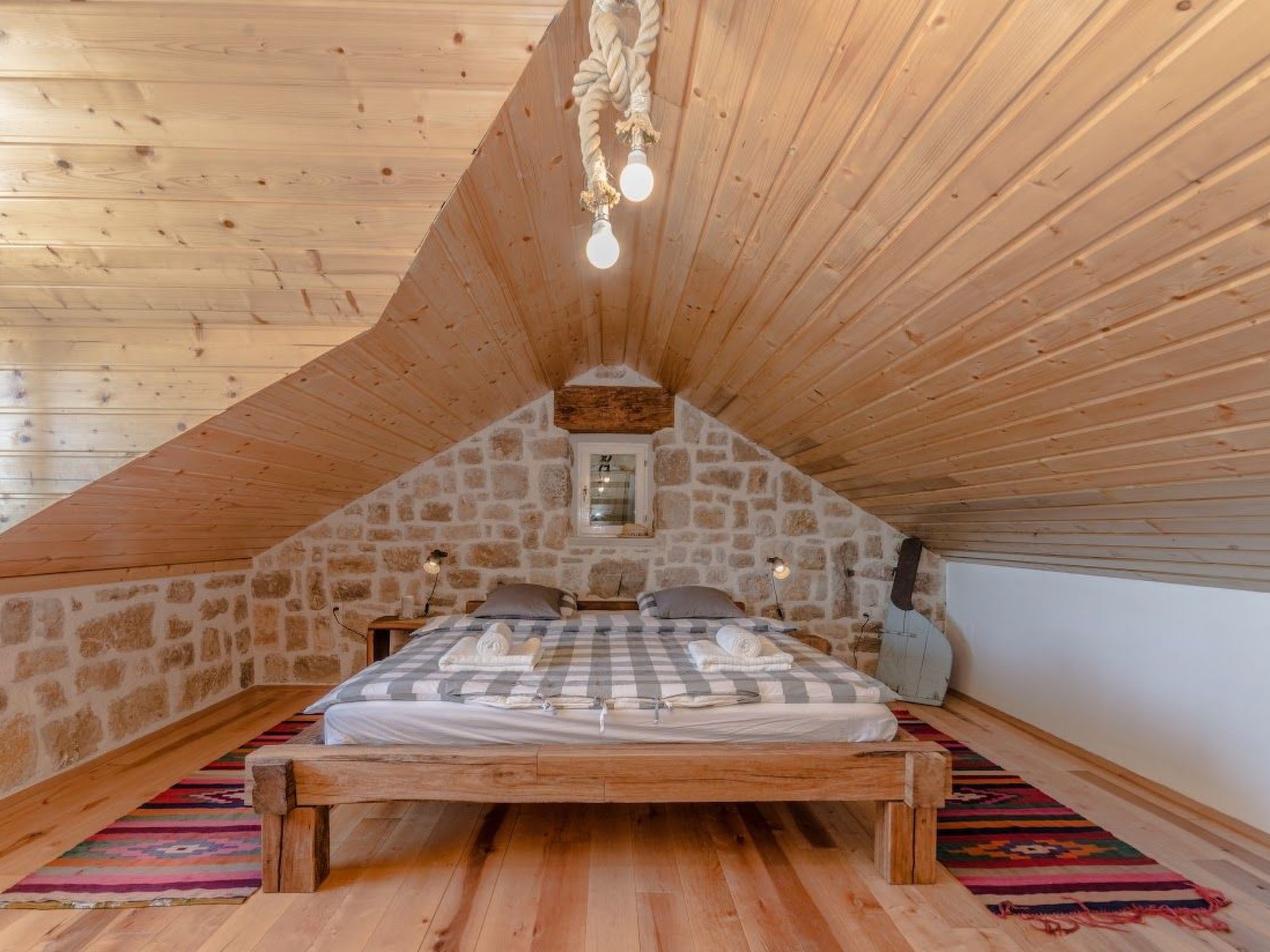 "Lipa" mit Schwimmbad-Image-tags.info