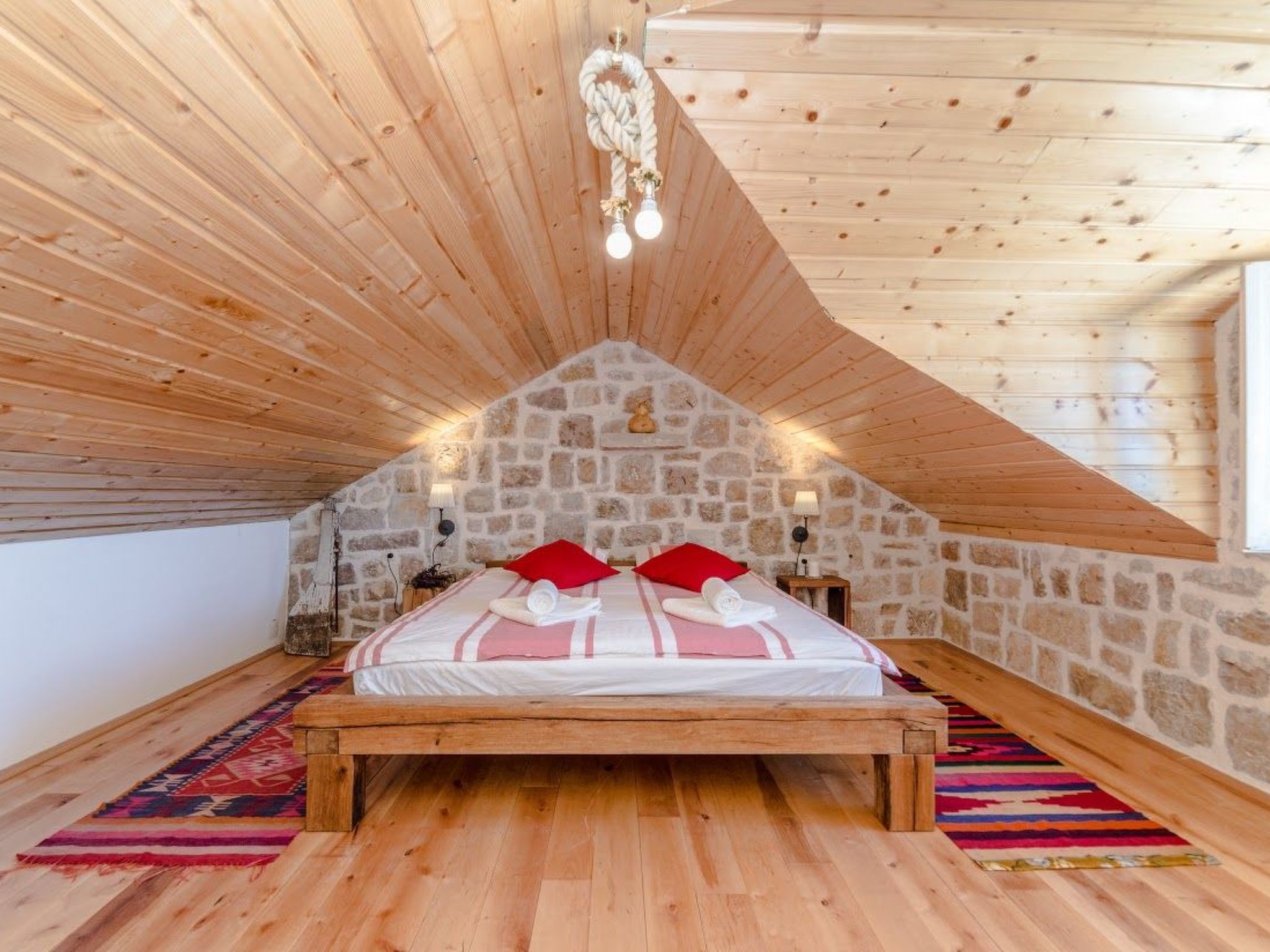 "Lipa" mit Schwimmbad-Image-tags.info