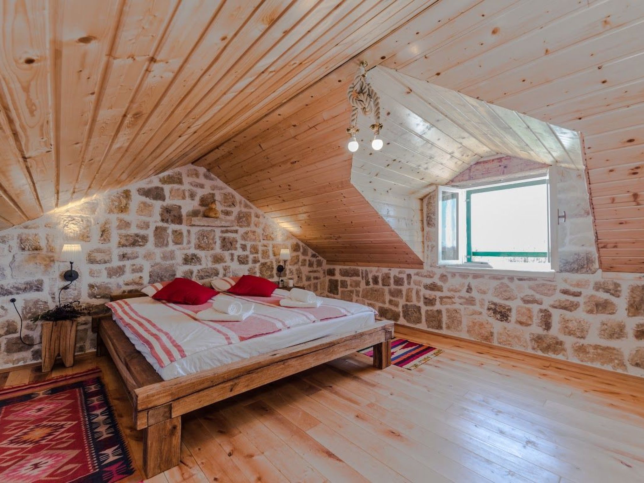 "Lipa" mit Schwimmbad-Image-tags.info