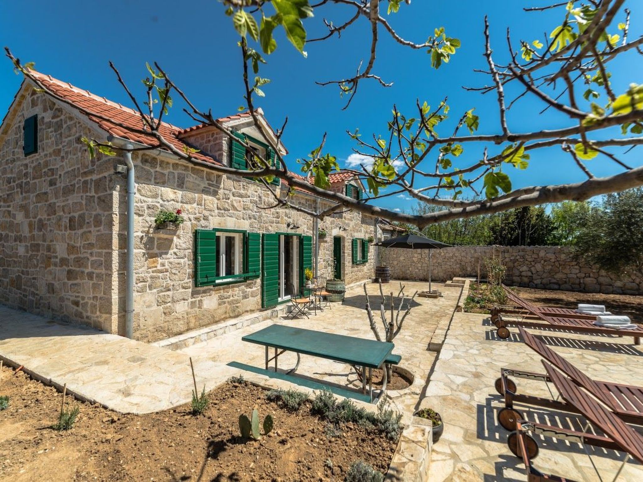 "Lipa" mit Schwimmbad-Image-tags.info