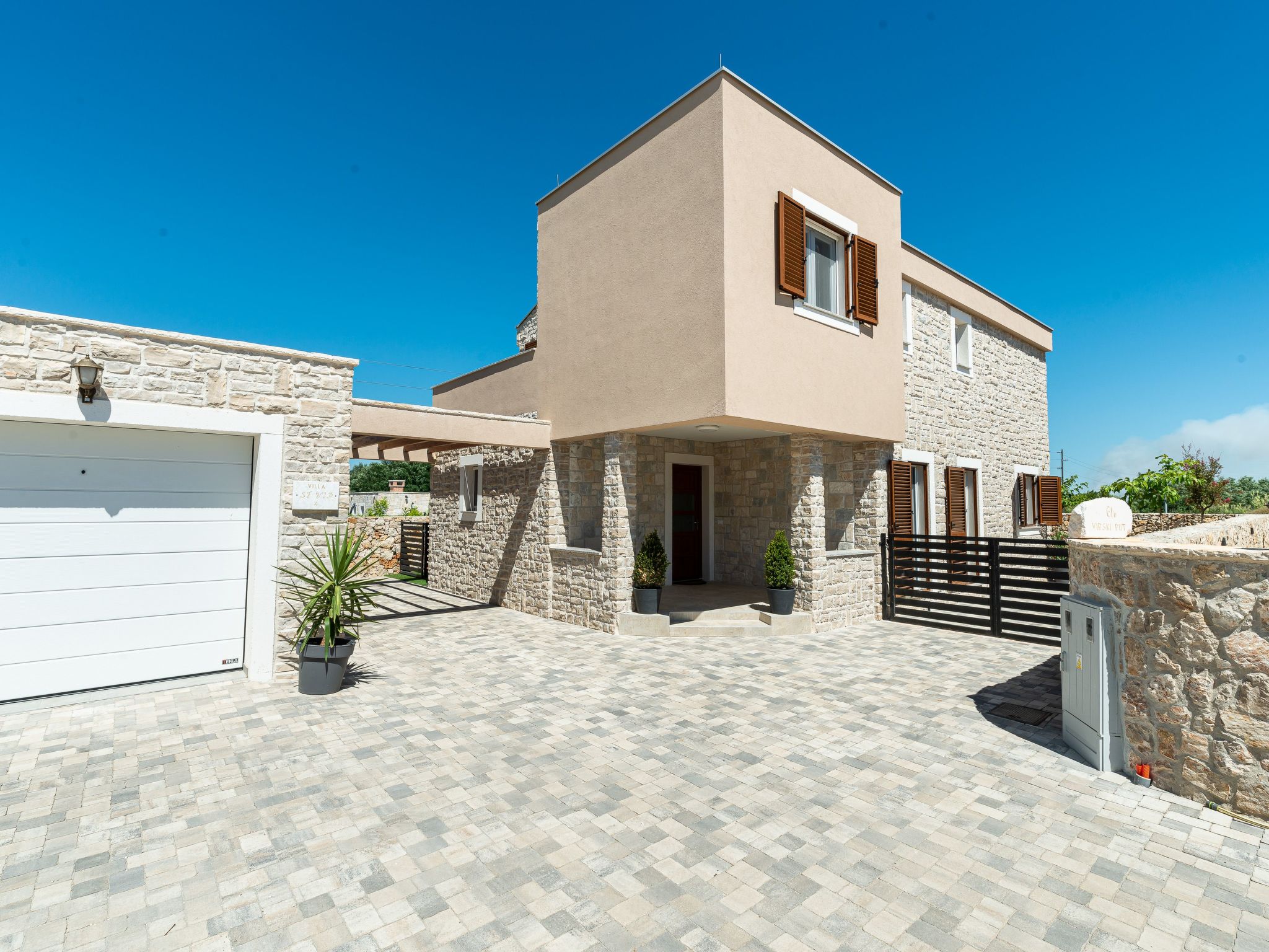 Neue Luxusvilla mit Schwimmbad, Sauna-Image-tags.info