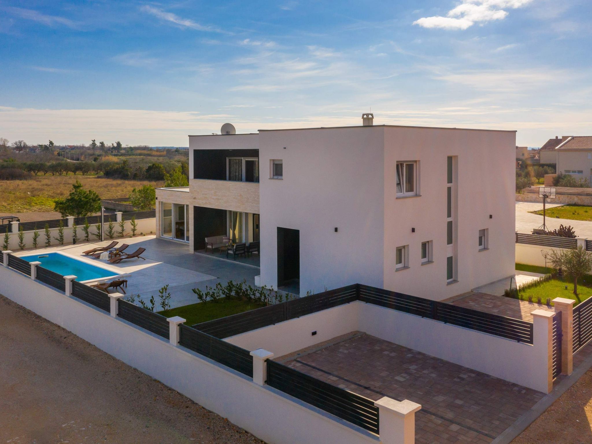 Villa in Strandnähe, Pool, Kinderspielplatz-Image-tags.info