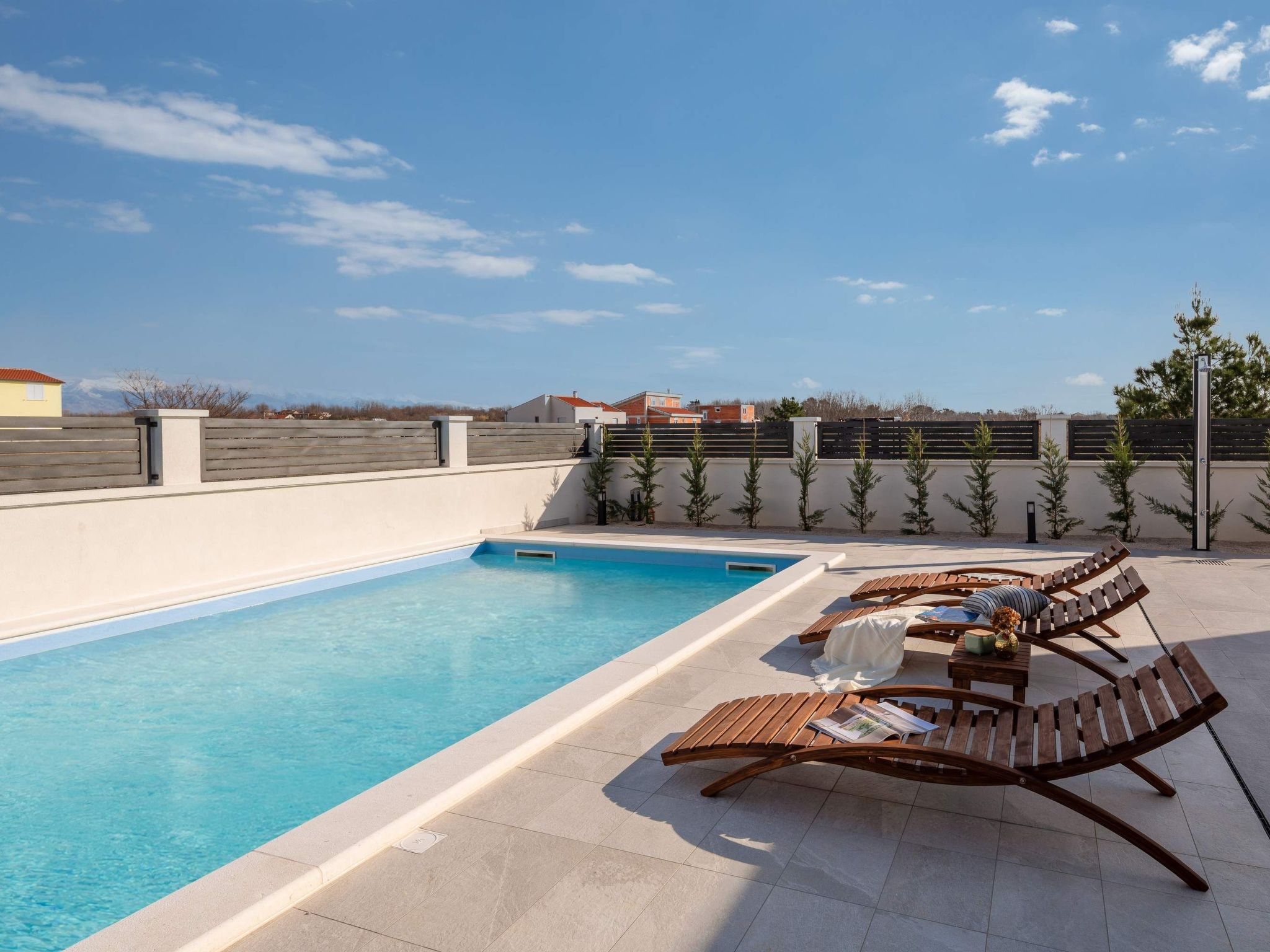 Villa in Strandnähe, Pool, Kinderspielplatz-Image-tags.info