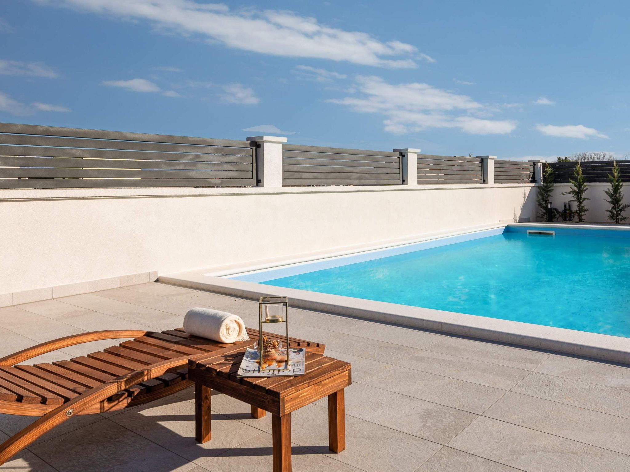 Villa in Strandnähe, Pool, Kinderspielplatz-Image-tags.info