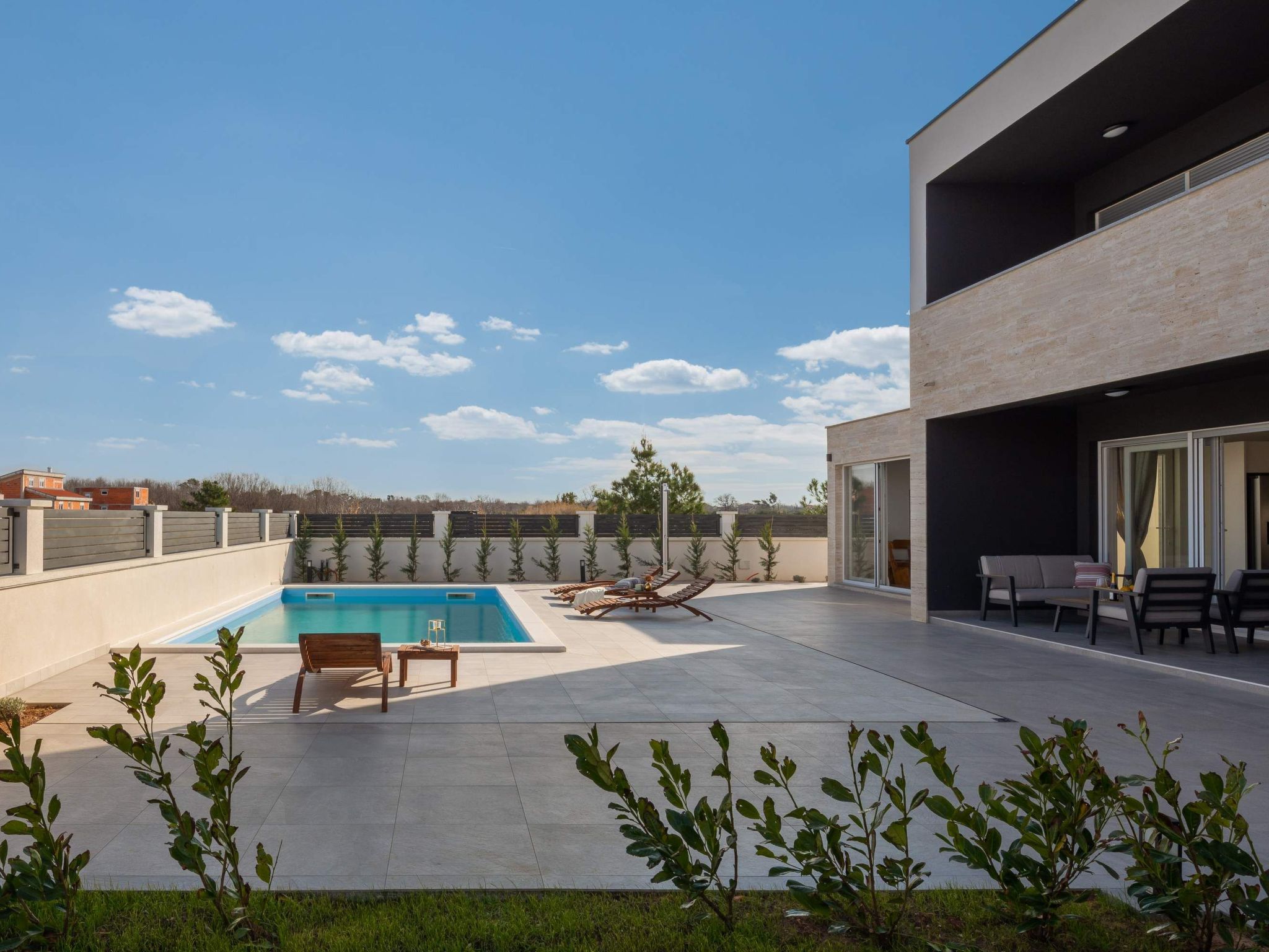 Villa in Strandnähe, Pool, Kinderspielplatz-Image-tags.info