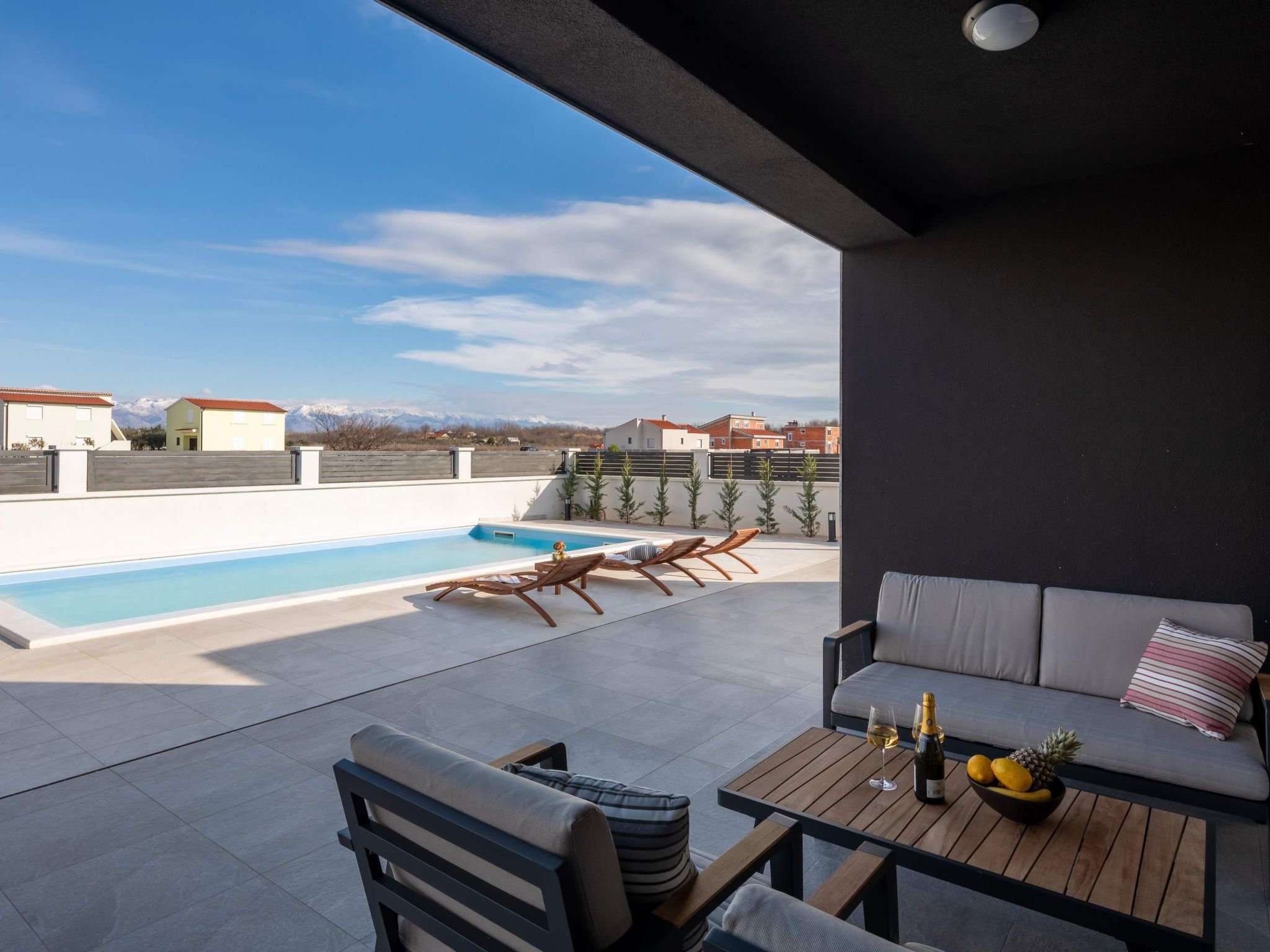 Villa in Strandnähe, Pool, Kinderspielplatz-Image-tags.info