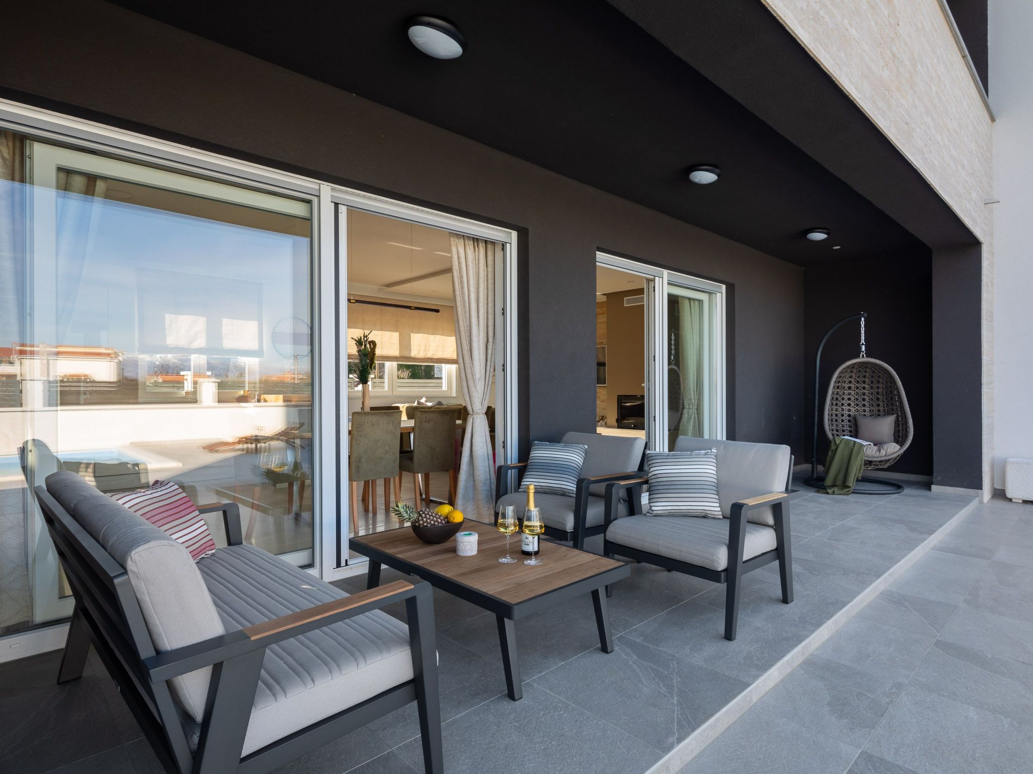 Villa in Strandnähe, Pool, Kinderspielplatz-Image-tags.info