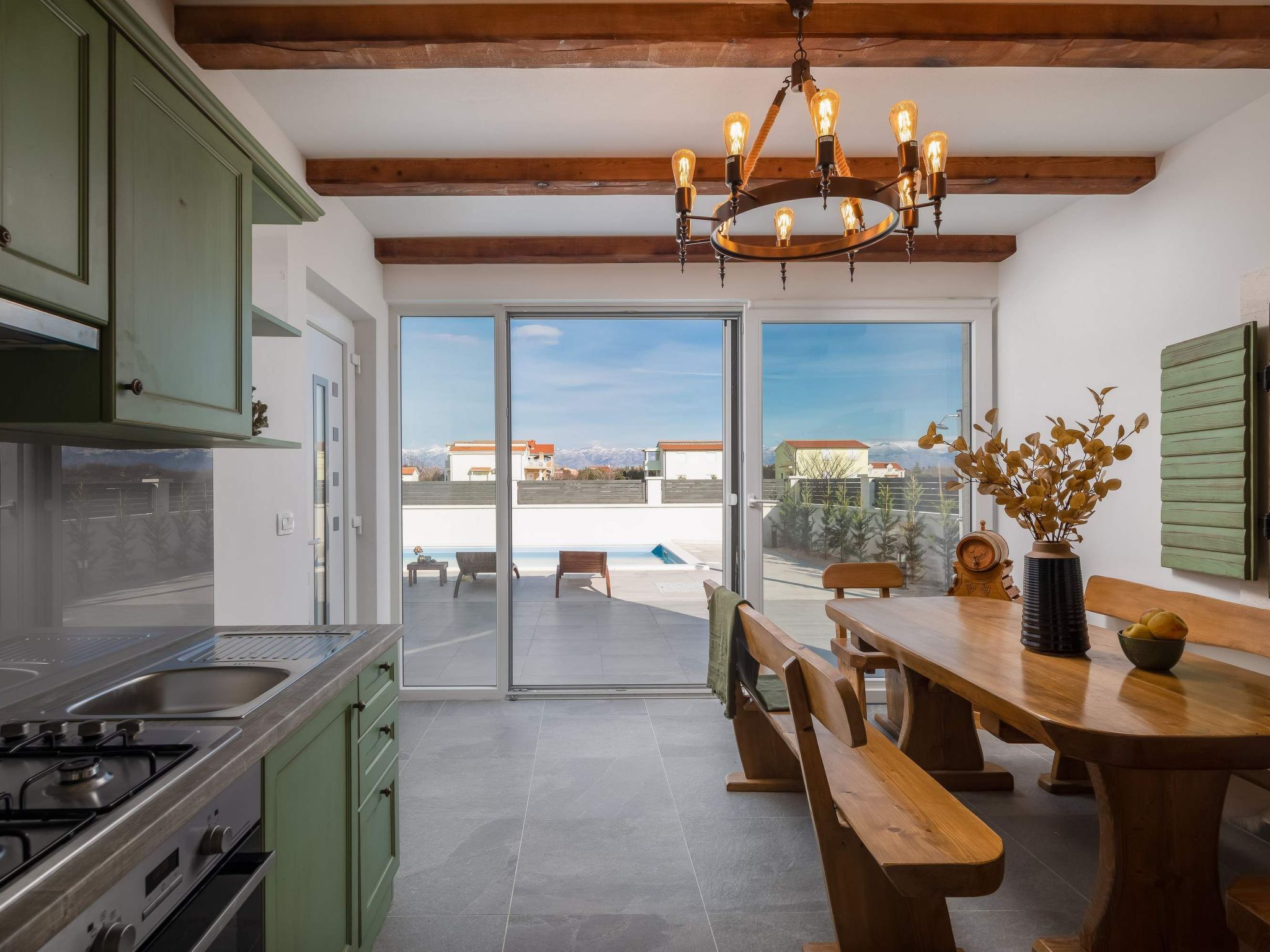 Villa in Strandnähe, Pool, Kinderspielplatz-Image-tags.info