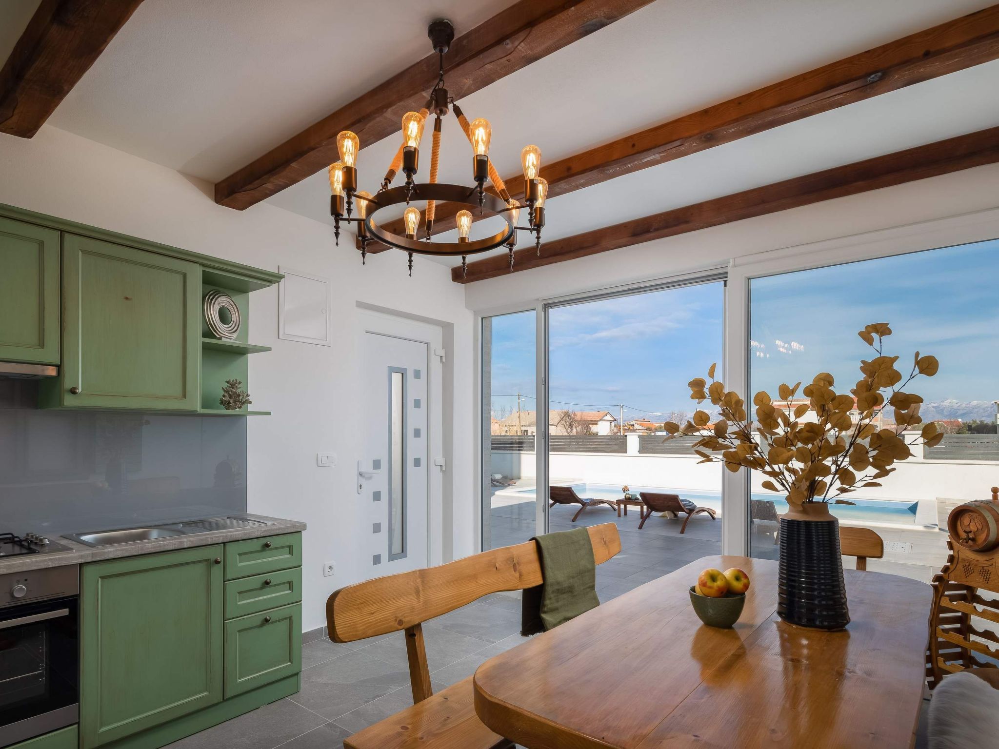 Villa in Strandnähe, Pool, Kinderspielplatz-Image-tags.info