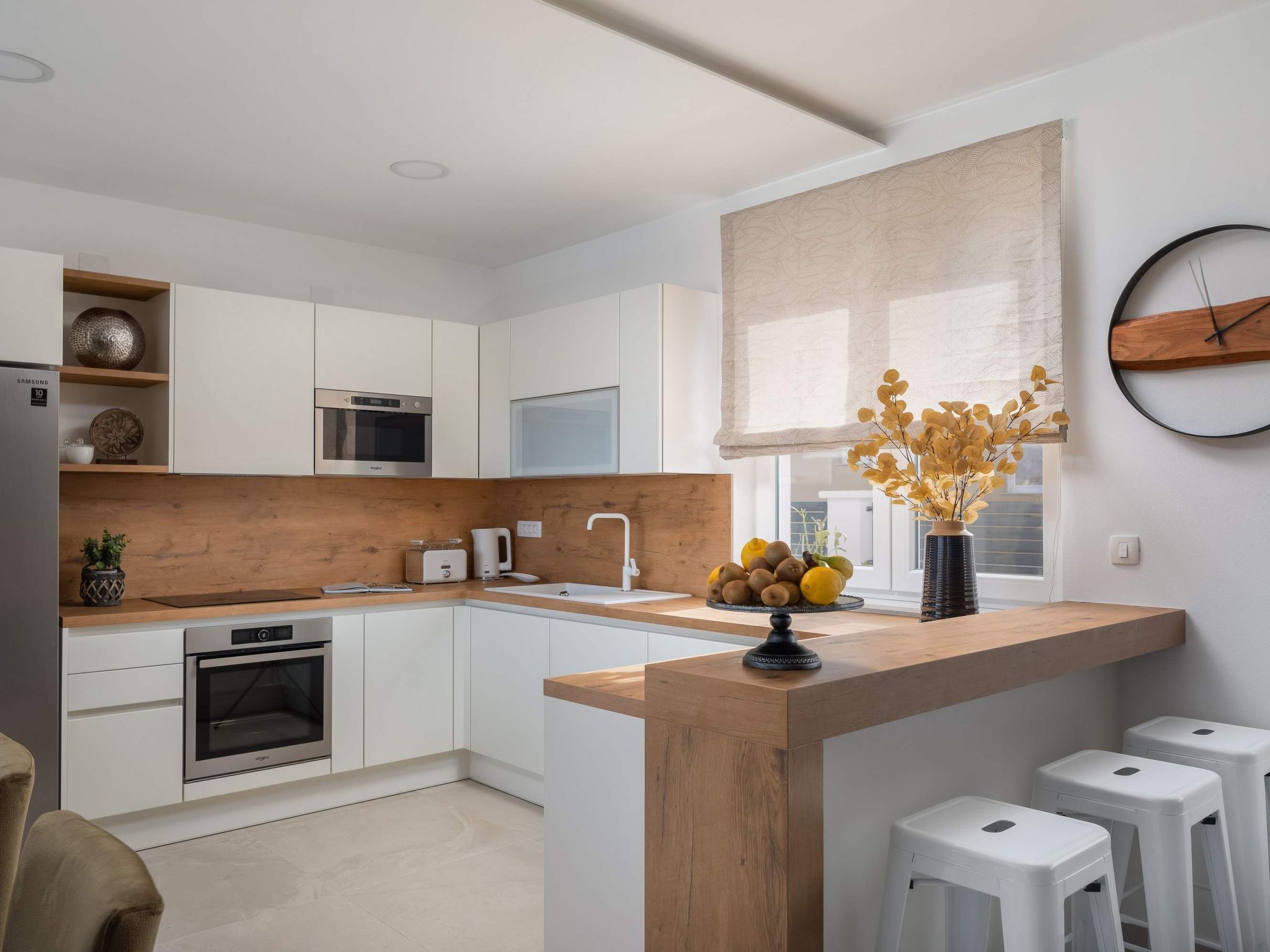 Villa in Strandnähe, Pool, Kinderspielplatz-Image-tags.info