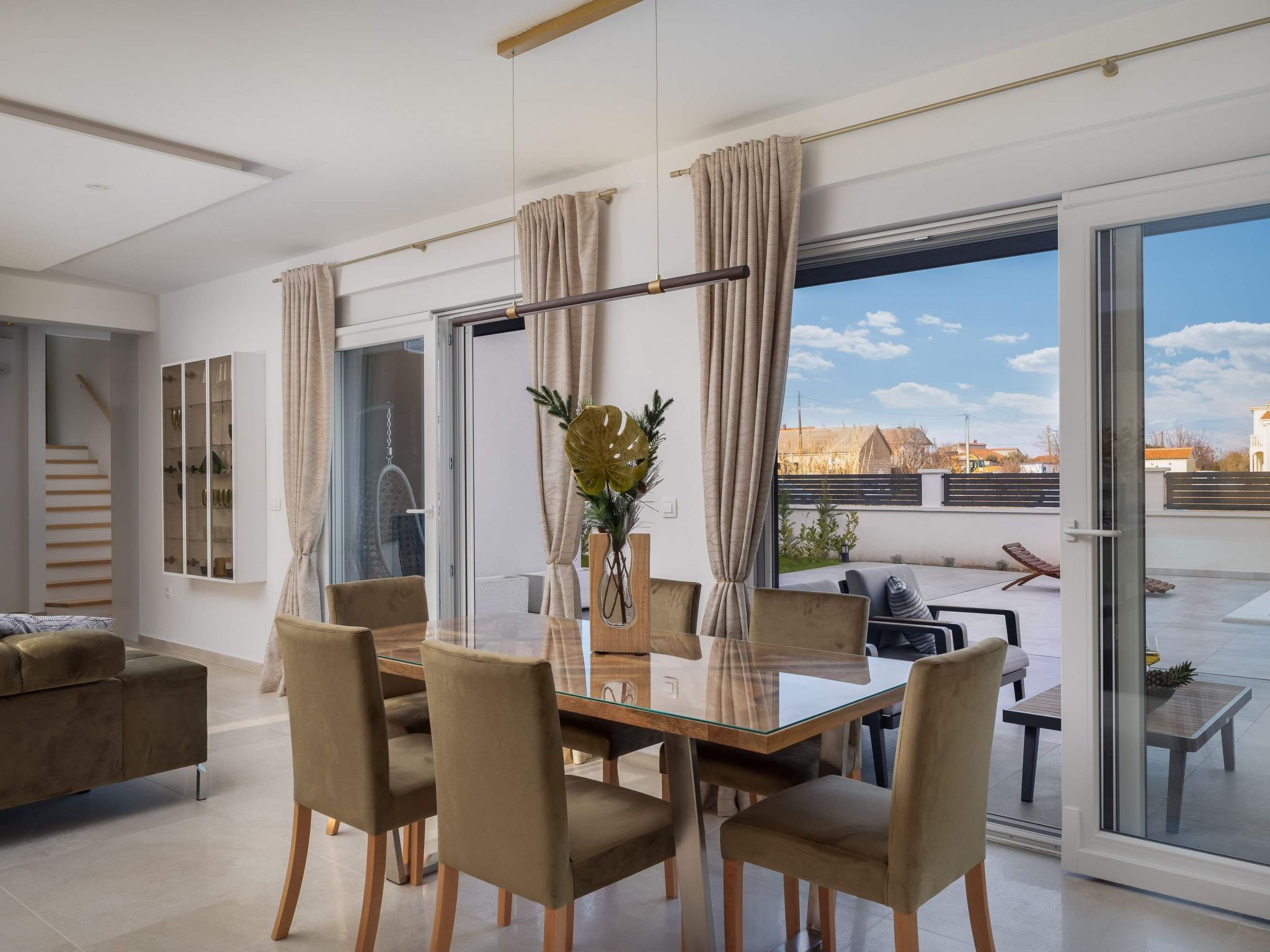 Villa in Strandnähe, Pool, Kinderspielplatz-Image-tags.info