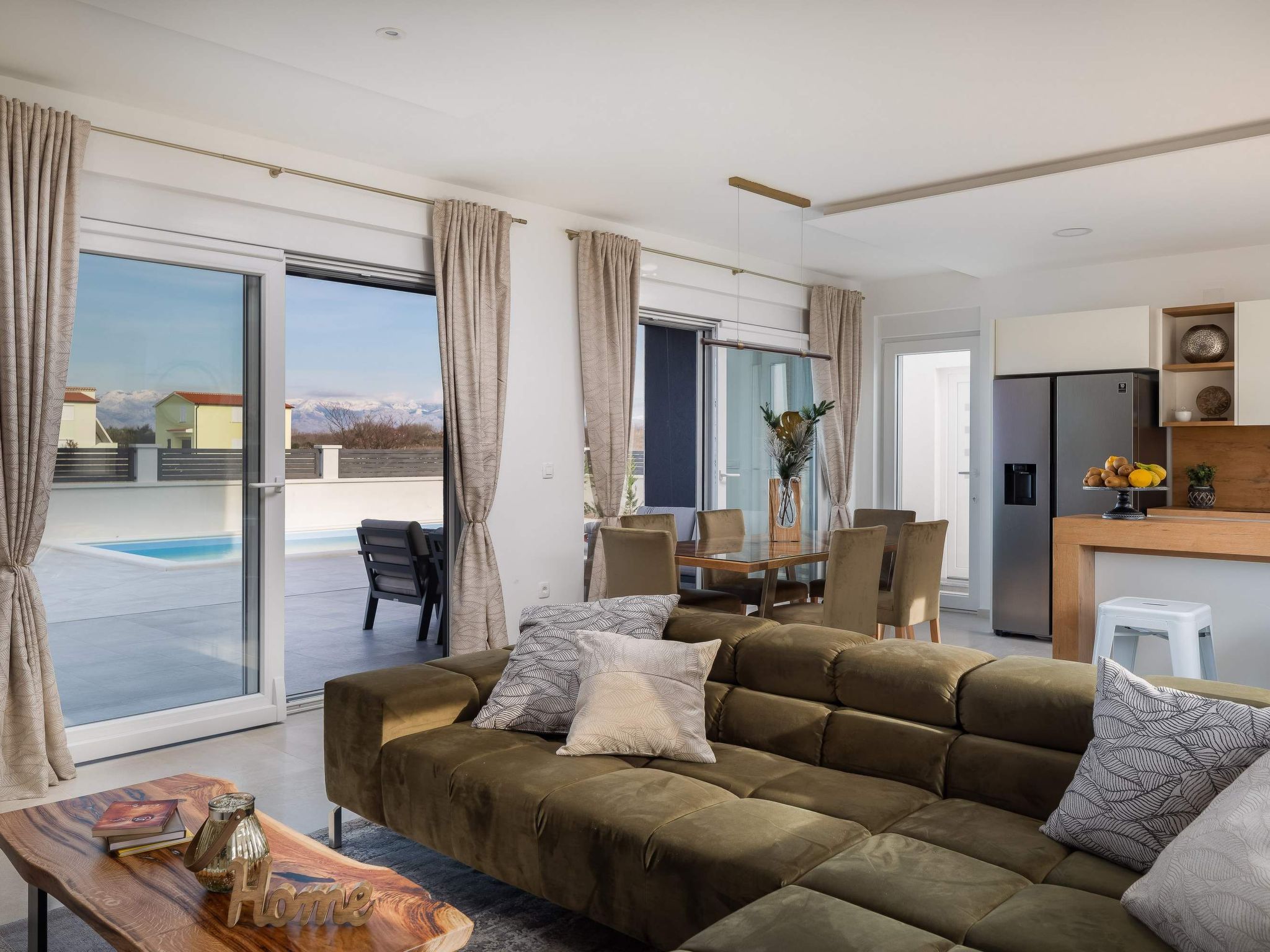 Villa in Strandnähe, Pool, Kinderspielplatz-Image-tags.info