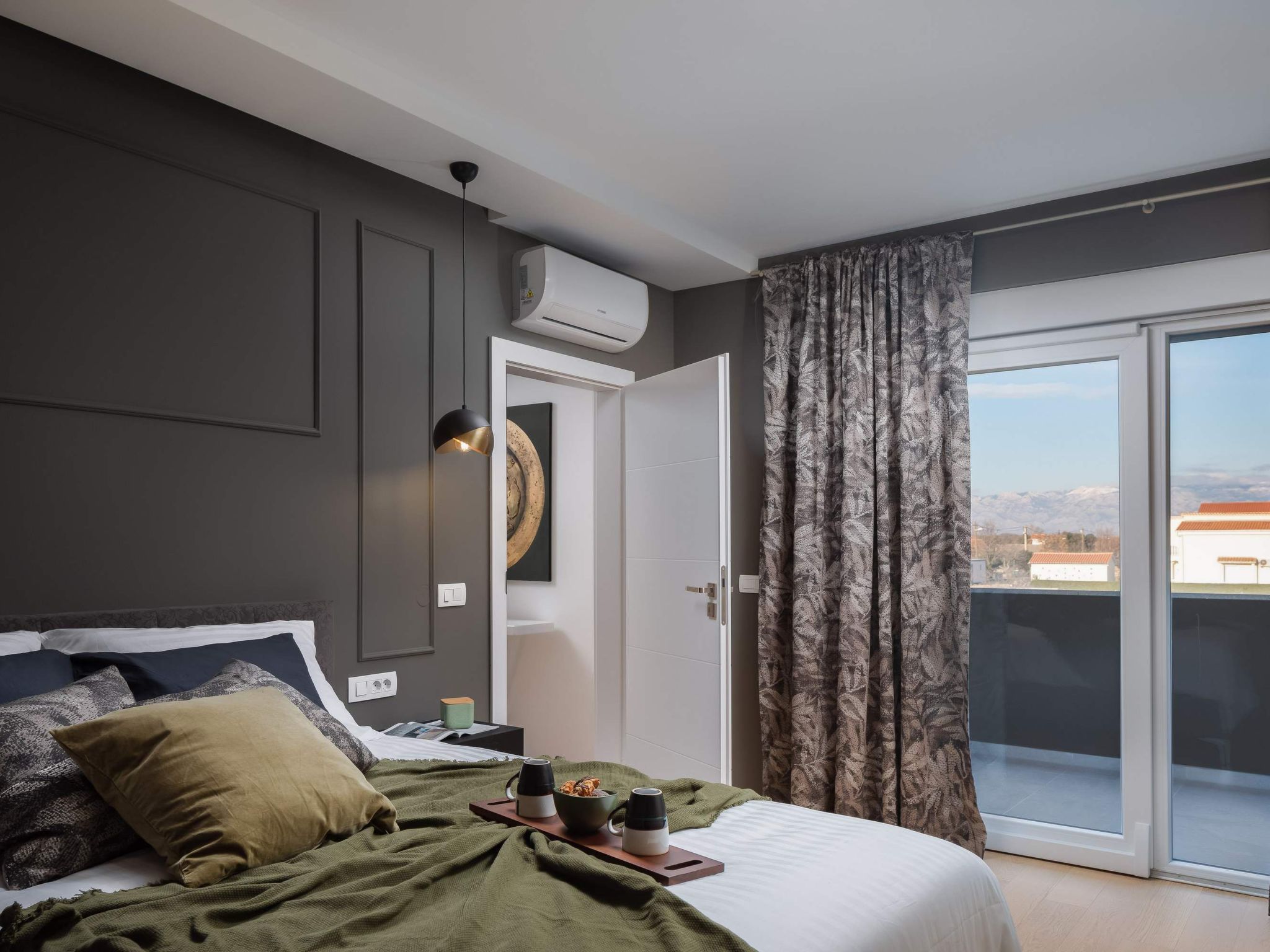 Villa in Strandnähe, Pool, Kinderspielplatz-Image-tags.info