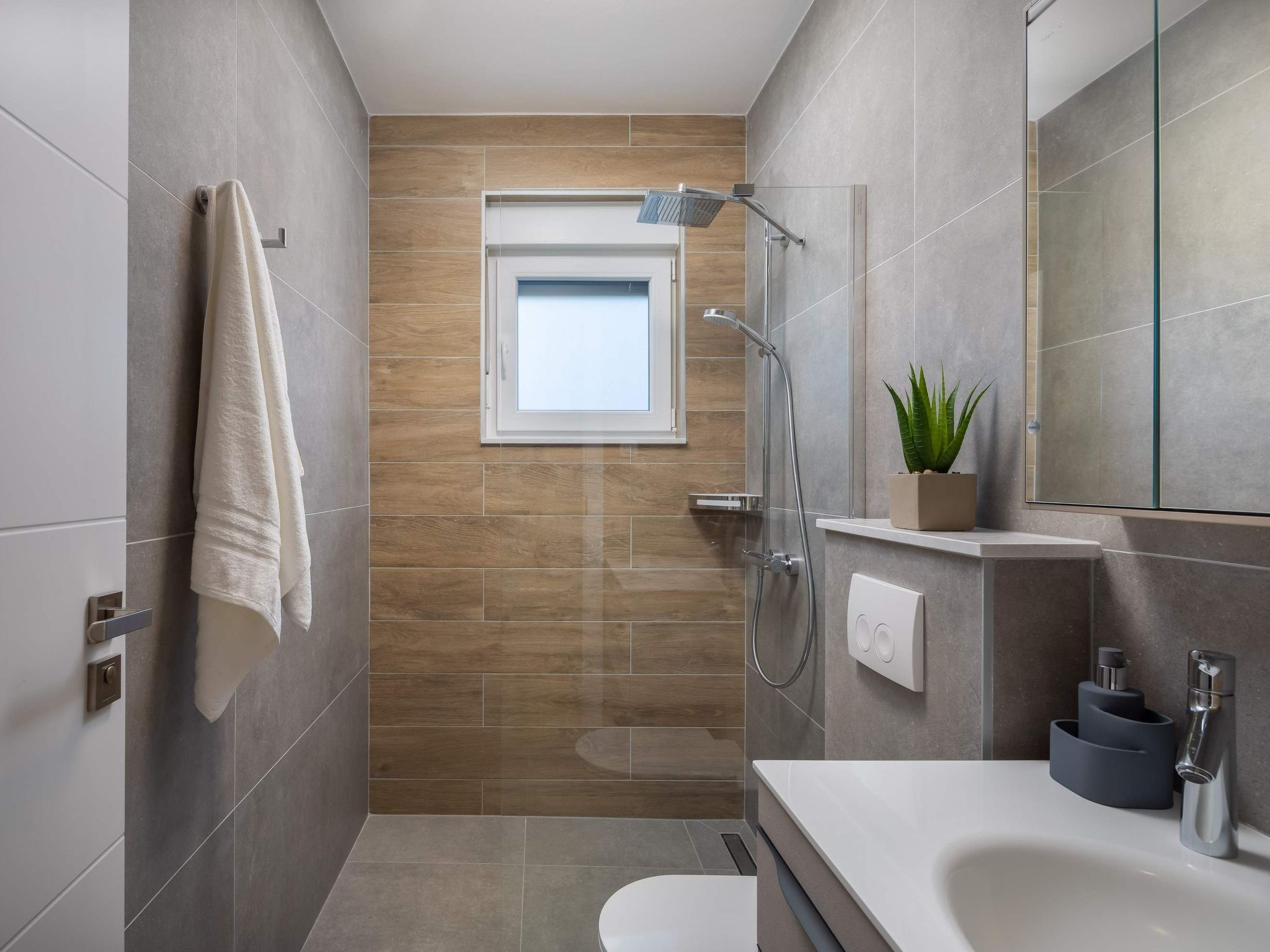 Villa in Strandnähe, Pool, Kinderspielplatz-Image-tags.info