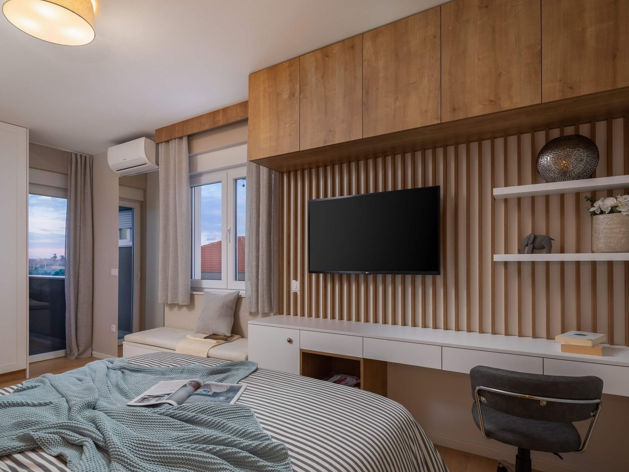 Villa in Strandnähe, Pool, Kinderspielplatz-Image-tags.info