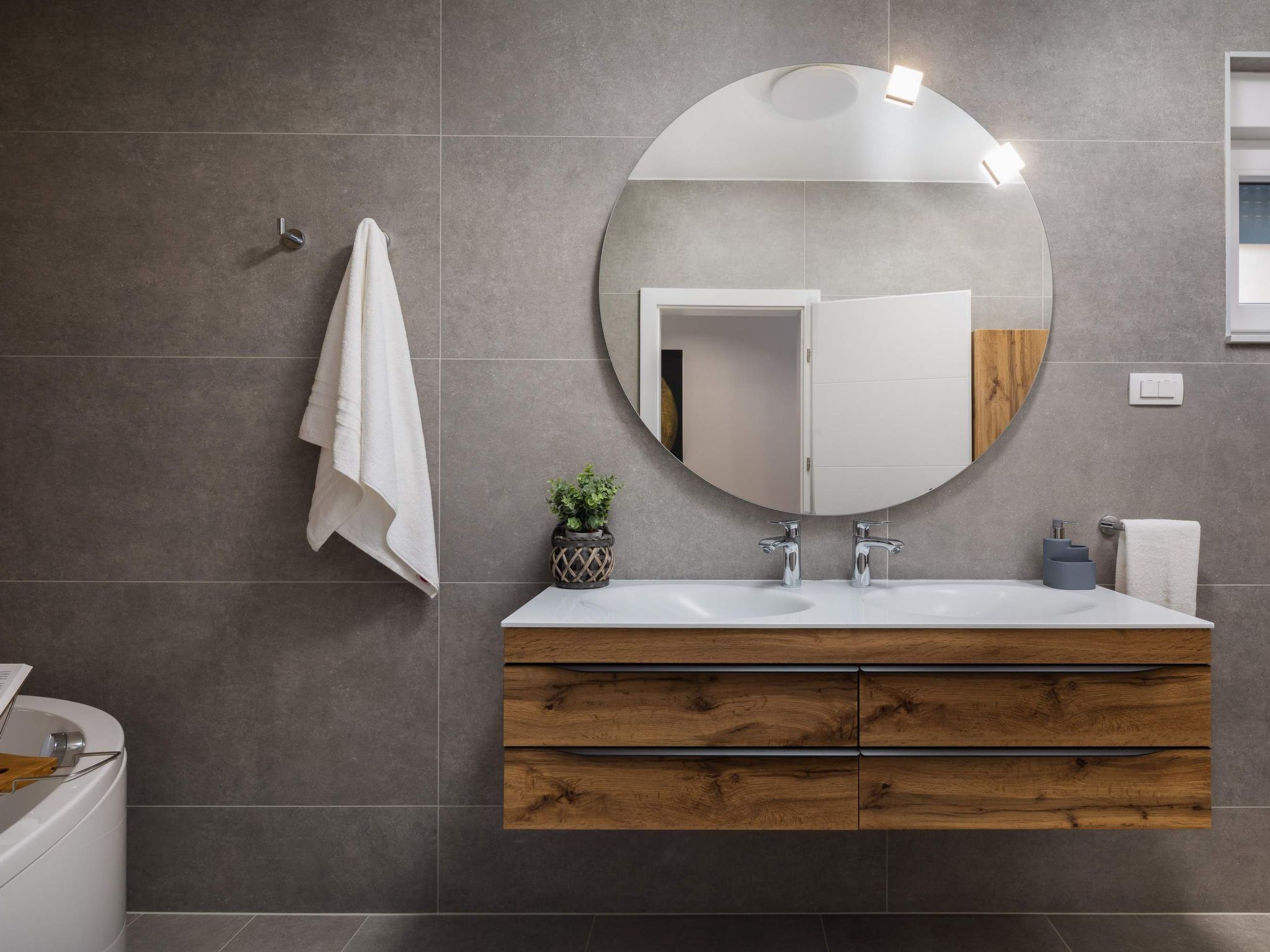 Villa in Strandnähe, Pool, Kinderspielplatz-Image-tags.info