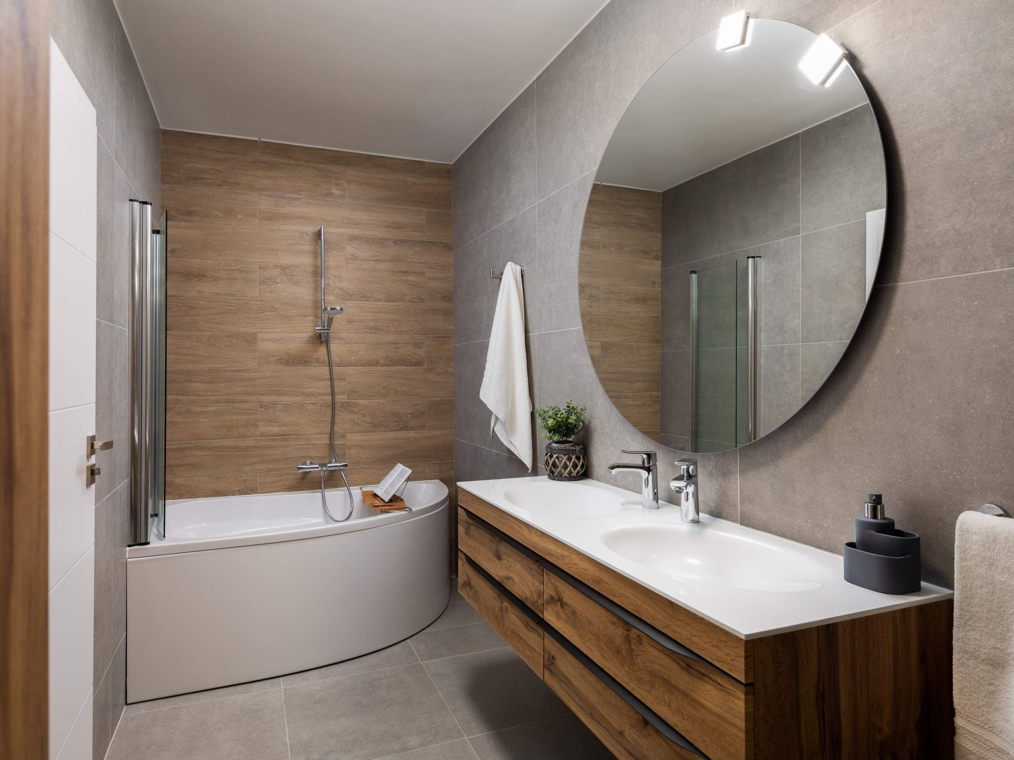 Villa in Strandnähe, Pool, Kinderspielplatz-Image-tags.info