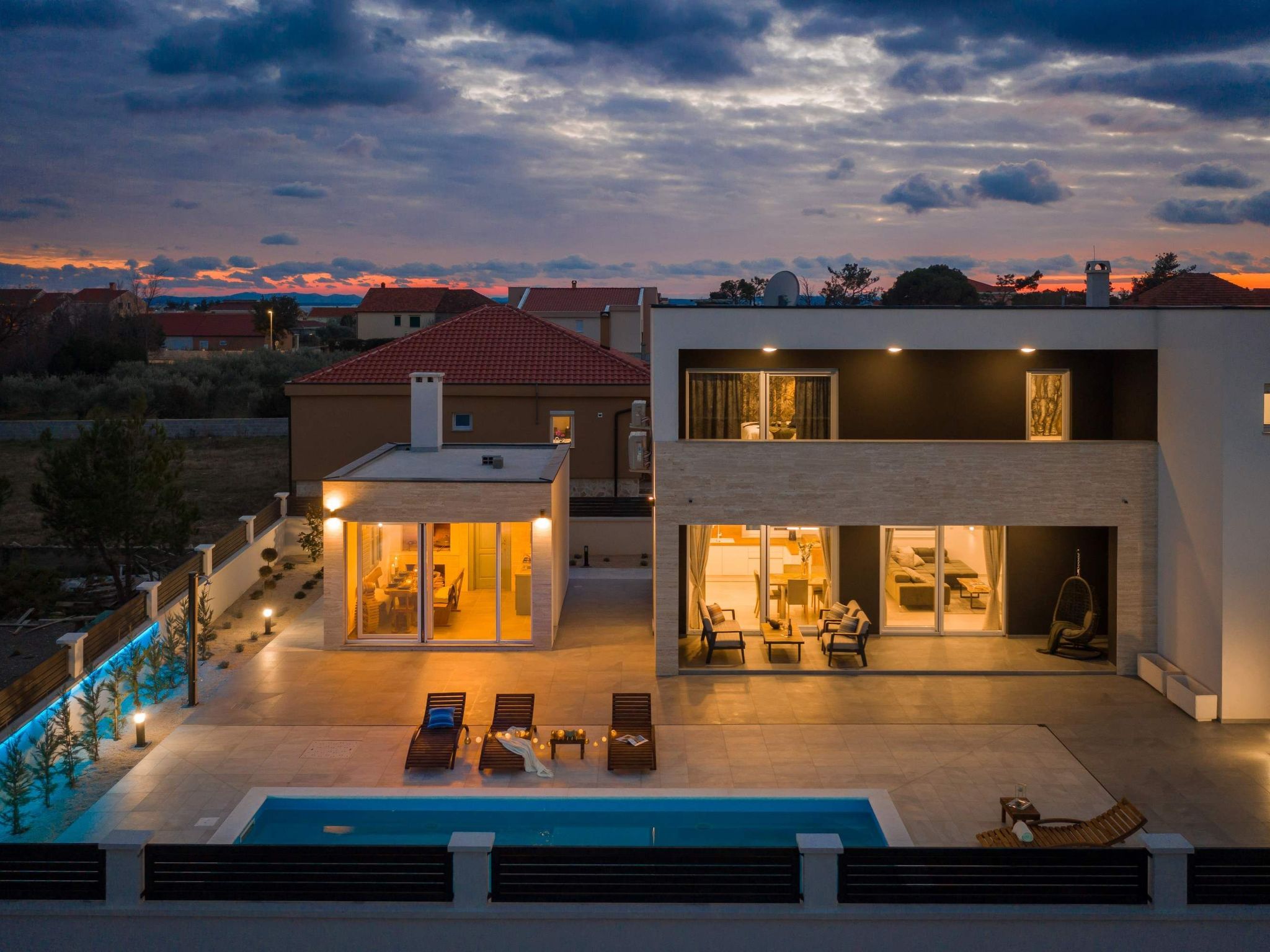 Villa in Strandnähe, Pool, Kinderspielplatz-Image-tags.info