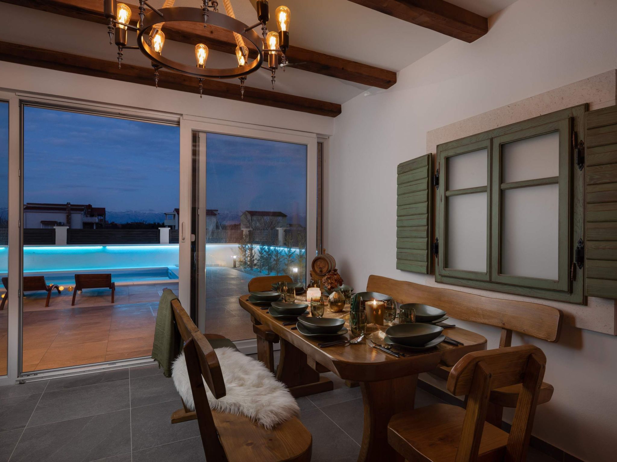 Villa in Strandnähe, Pool, Kinderspielplatz-Image-tags.info