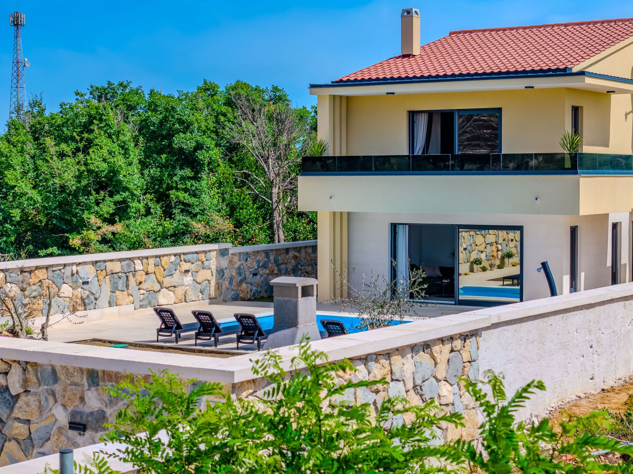 Neue Luxusvilla mit Pool - Agentur TA Leut