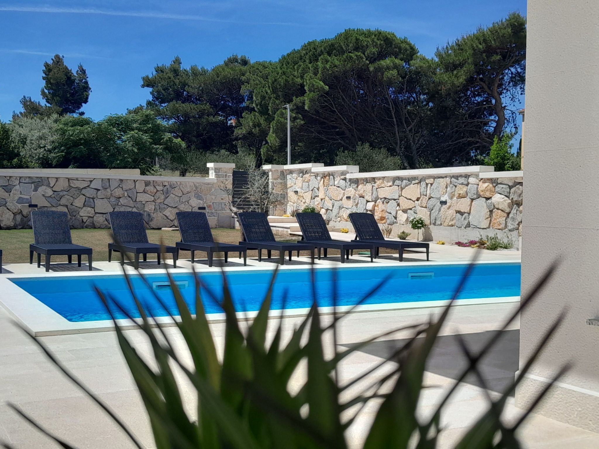 Neue Luxusvilla mit Pool - Agentur TA Leut