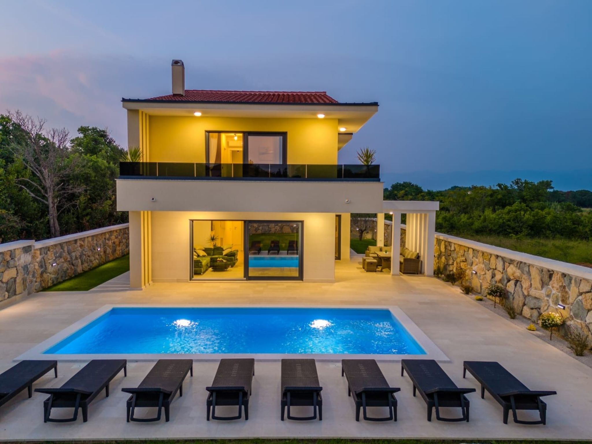 Neue Luxusvilla mit Pool - Agentur TA Leut