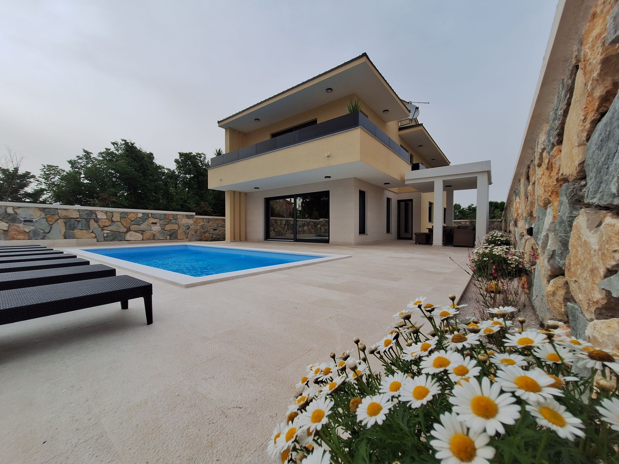 Neue Luxusvilla mit Pool - Agentur TA Leut-Draußen