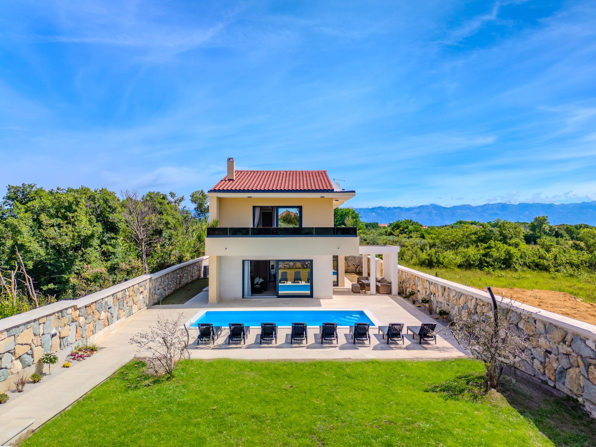 Neue Luxusvilla mit Pool - Agentur TA Leut-Image-tags.info