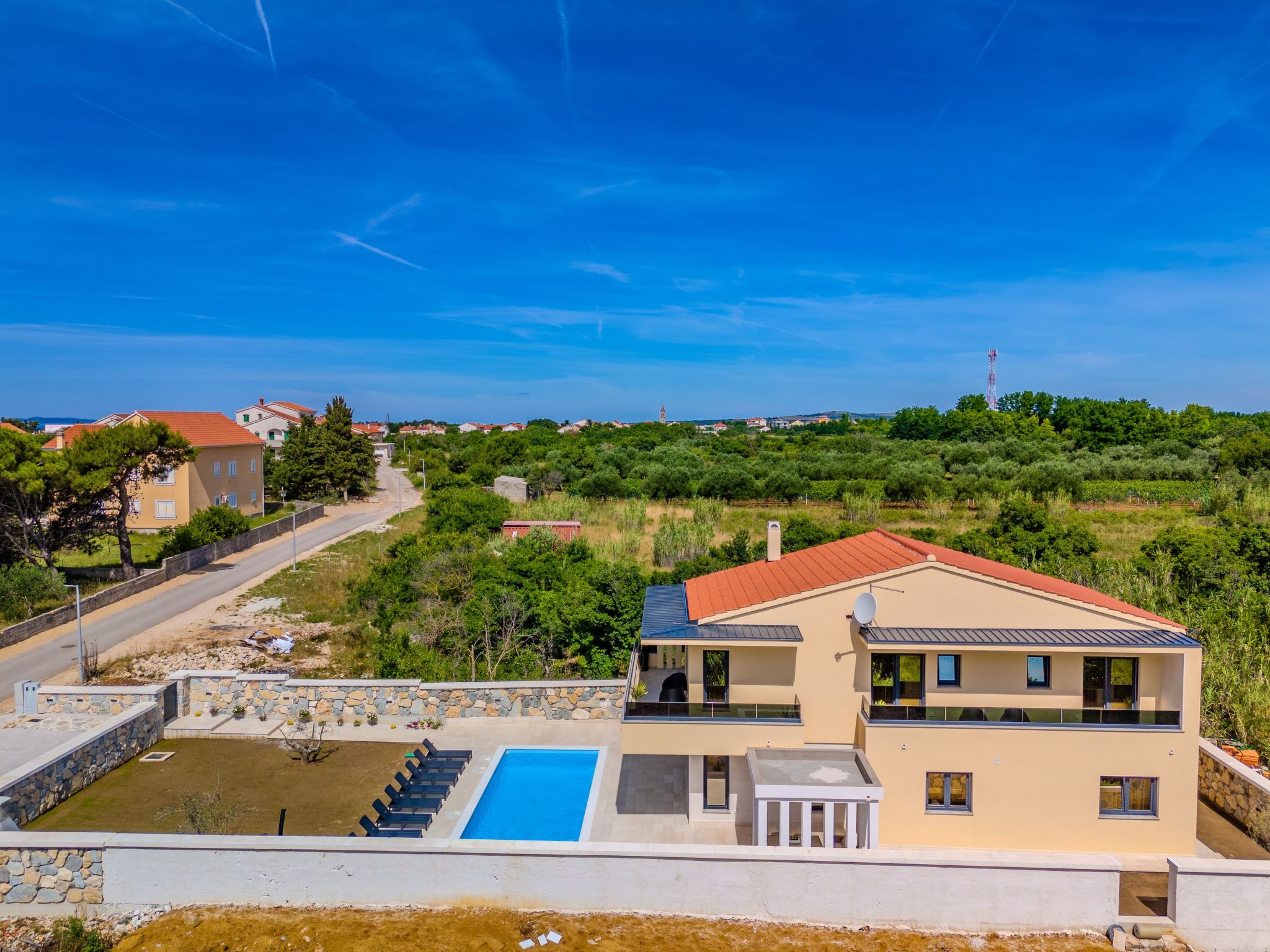 Neue Luxusvilla mit Pool - Agentur TA Leut-Draußen