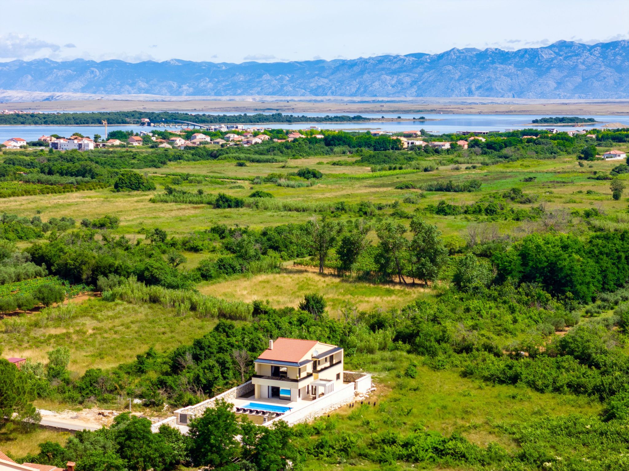 Neue Luxusvilla mit Pool - Agentur TA Leut-Draußen