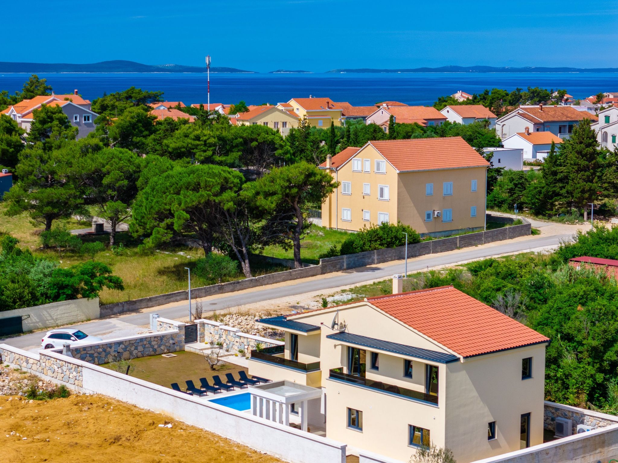 Neue Luxusvilla mit Pool - Agentur TA Leut-Image-tags.info