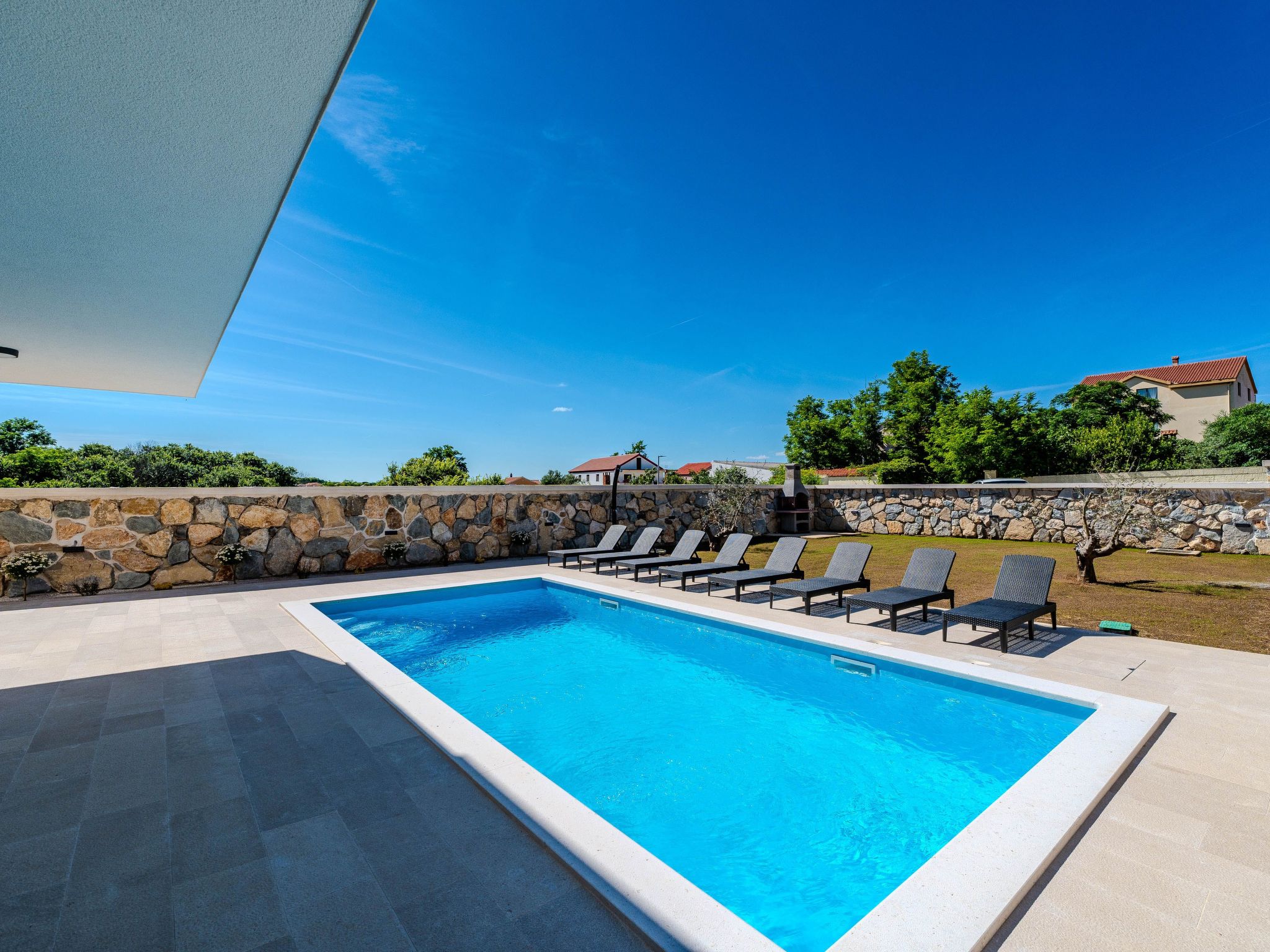 Neue Luxusvilla mit Pool - Agentur TA Leut-Draußen