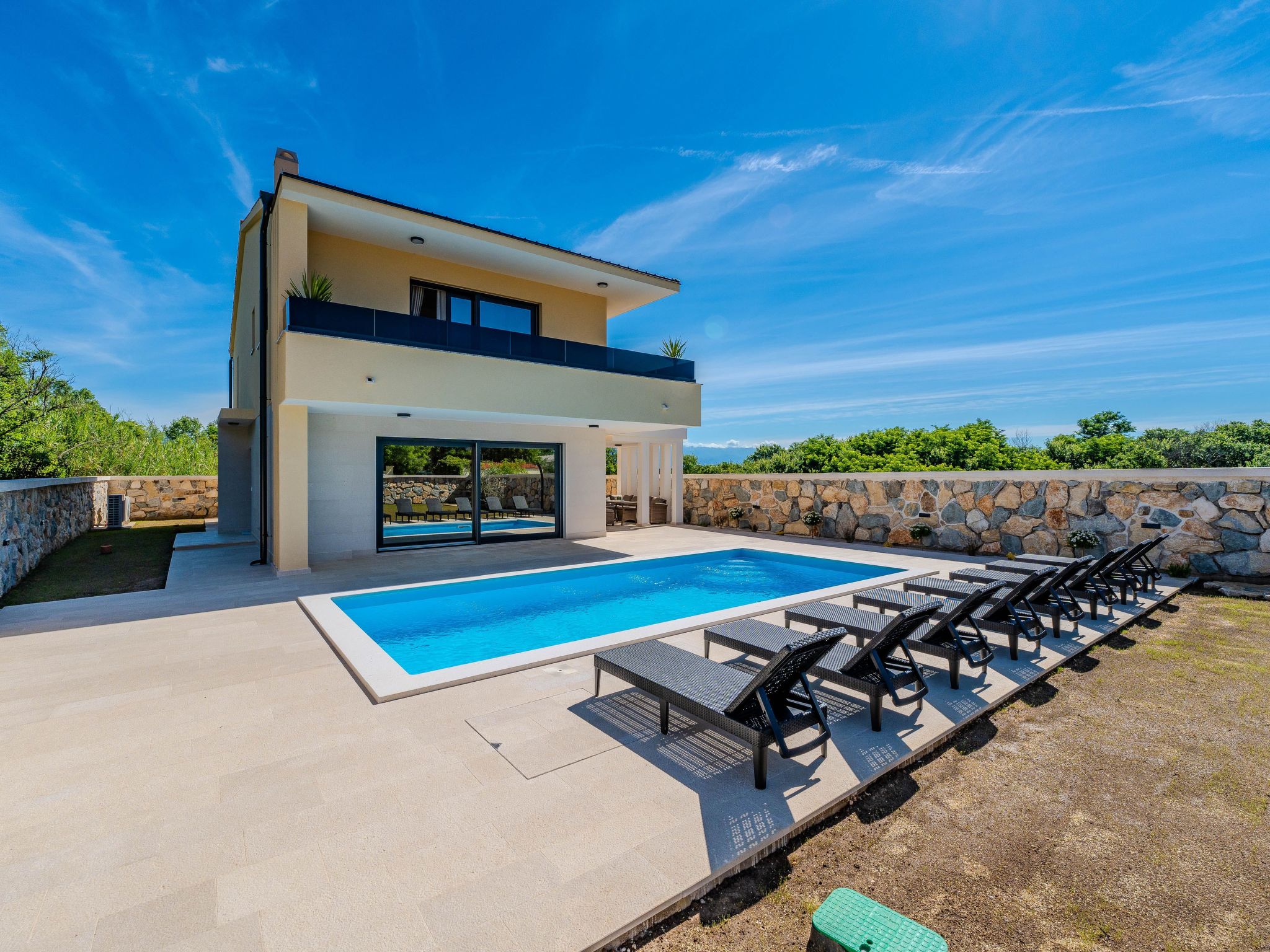 Neue Luxusvilla mit Pool - Agentur TA Leut-Draußen