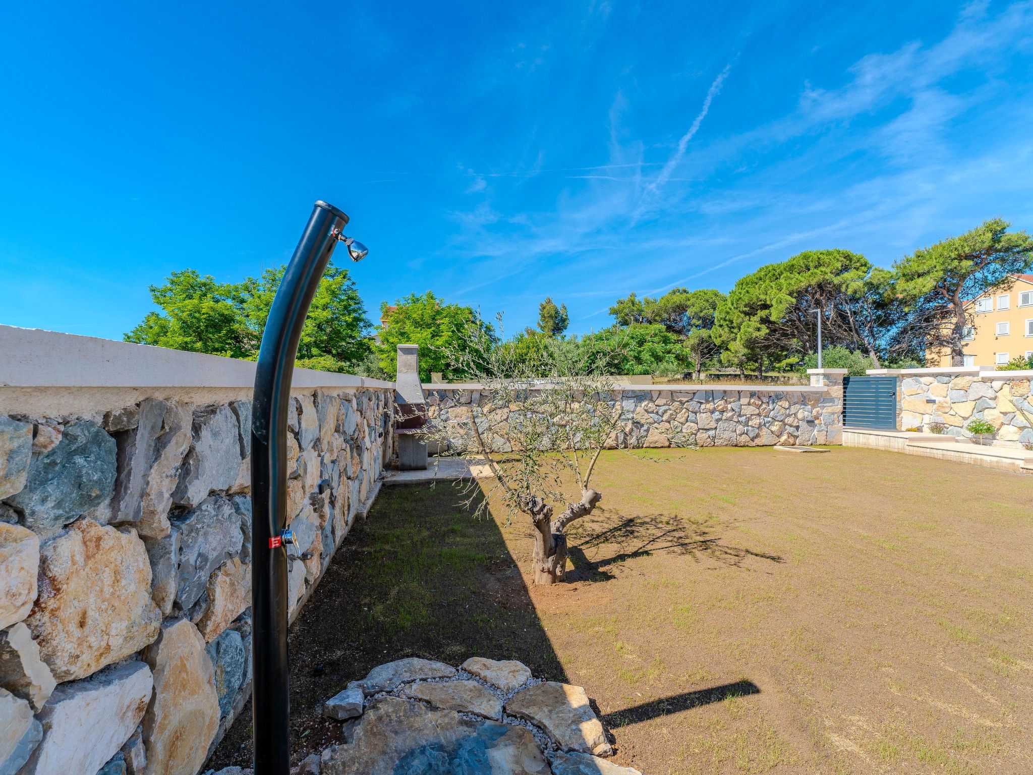 Neue Luxusvilla mit Pool - Agentur TA Leut-Draußen