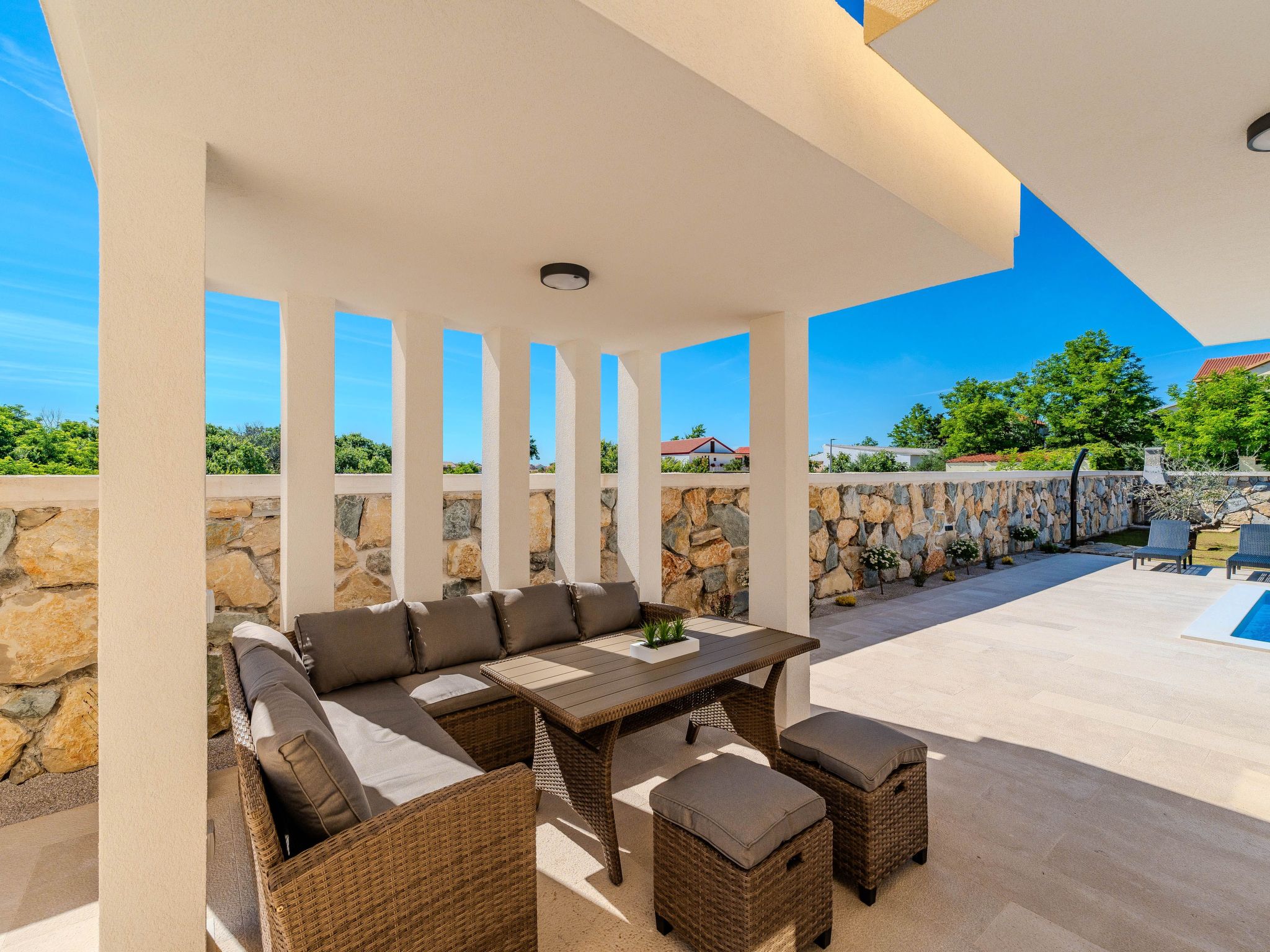 Neue Luxusvilla mit Pool - Agentur TA Leut-Drinnen