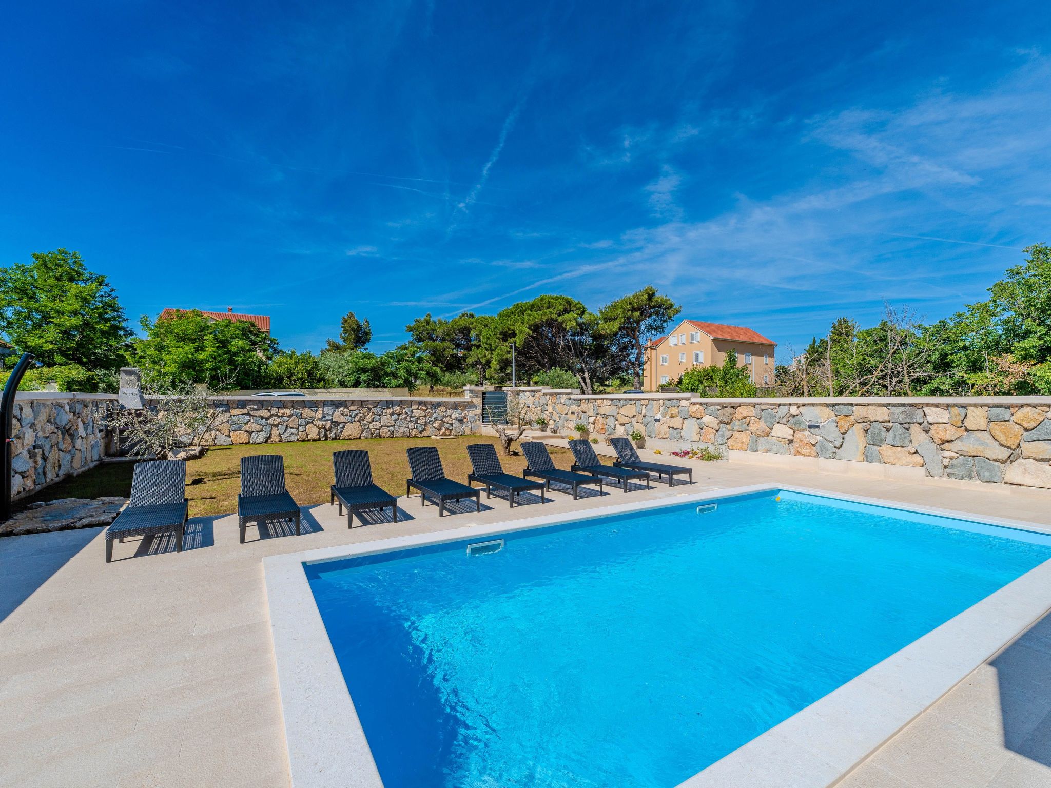 Neue Luxusvilla mit Pool - Agentur TA Leut-Draußen