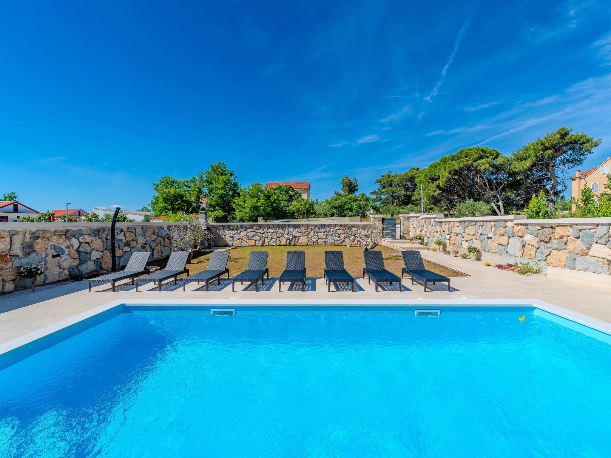 Neue Luxusvilla mit Pool - Agentur TA Leut-Draußen