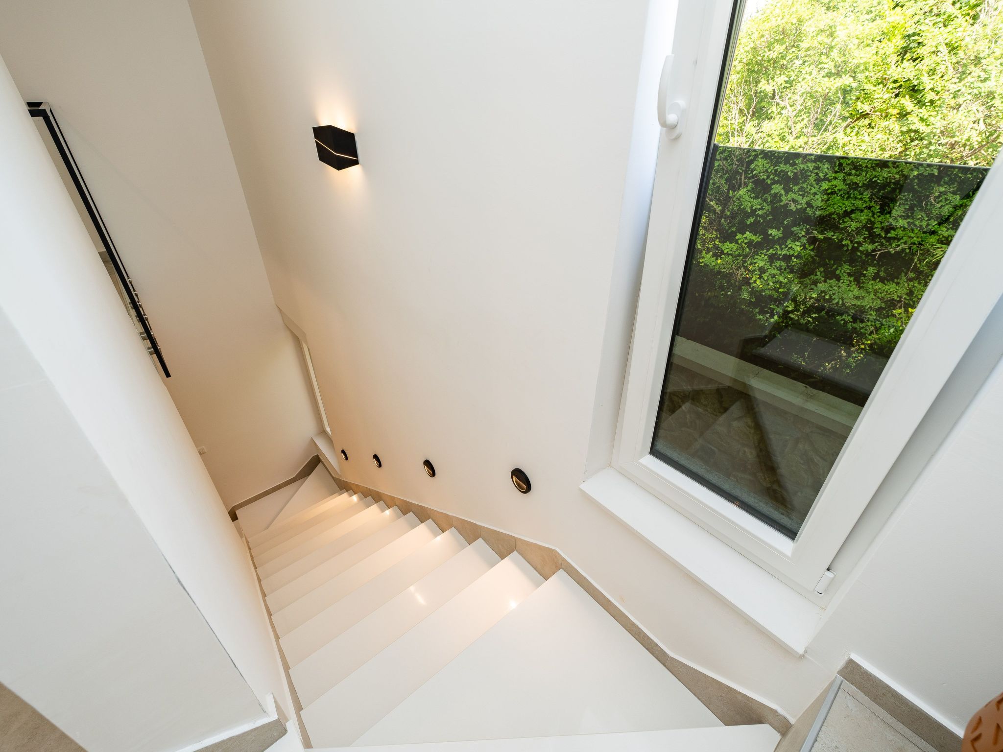 Neue Luxusvilla mit Pool - Agentur TA Leut-Drinnen