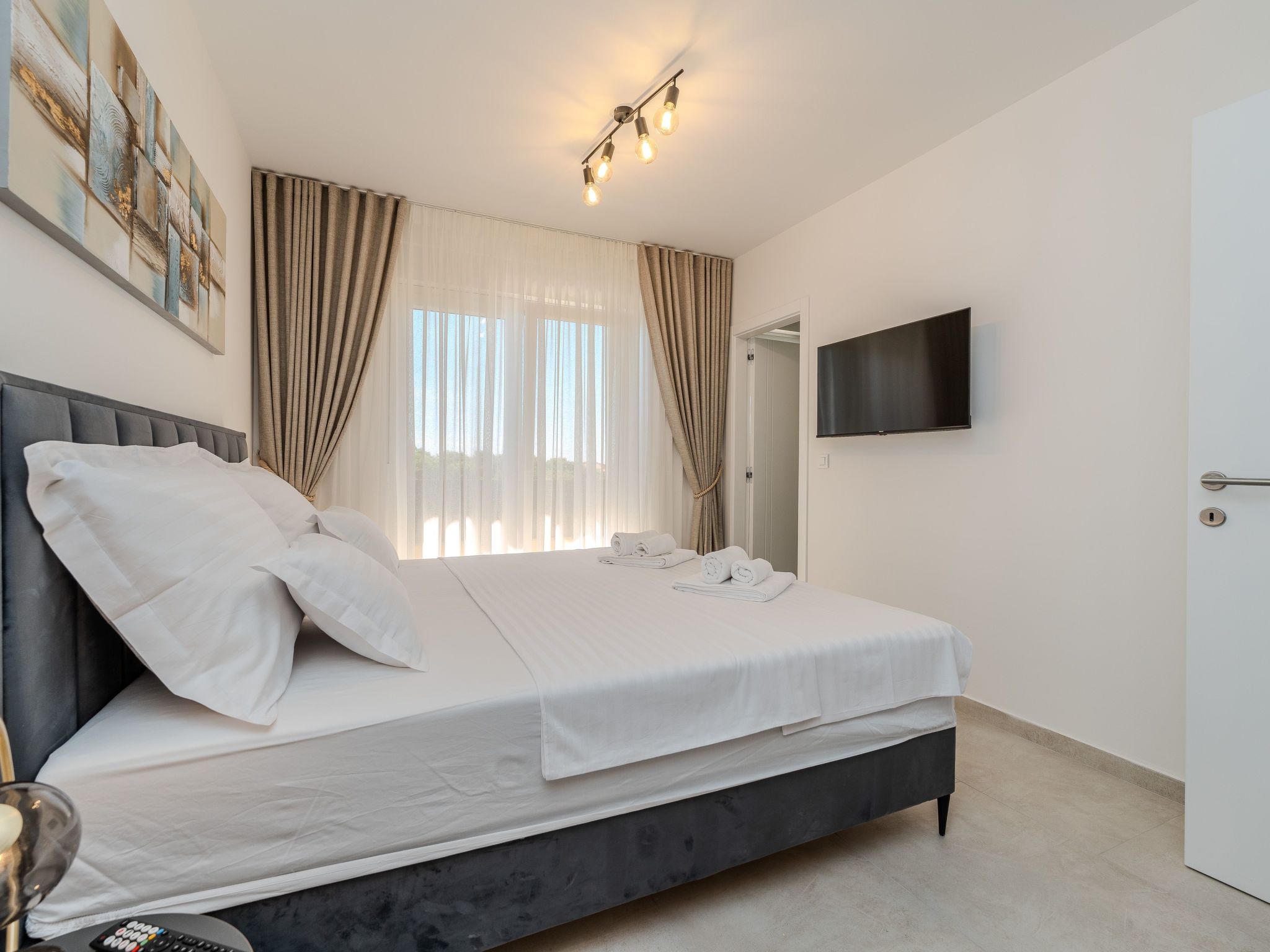 Neue Luxusvilla mit Pool - Agentur TA Leut-Drinnen