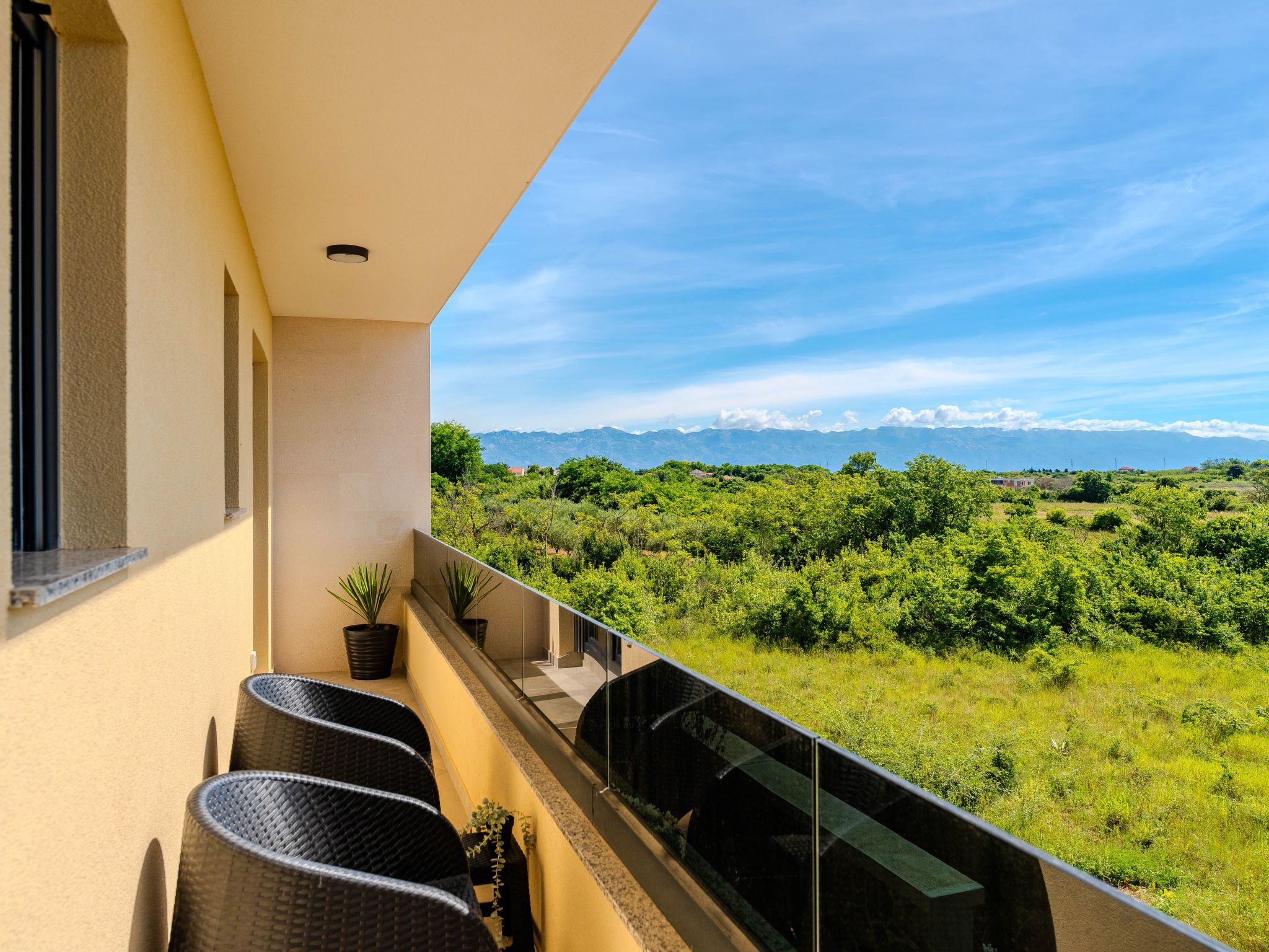 Neue Luxusvilla mit Pool - Agentur TA Leut-Draußen