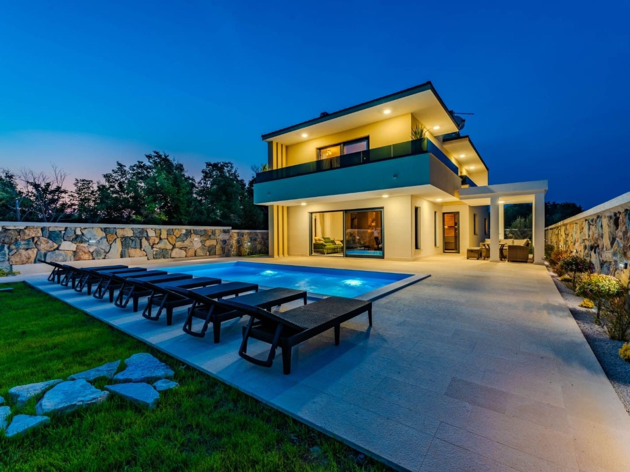 Neue Luxusvilla mit Pool - Agentur TA Leut-Draußen