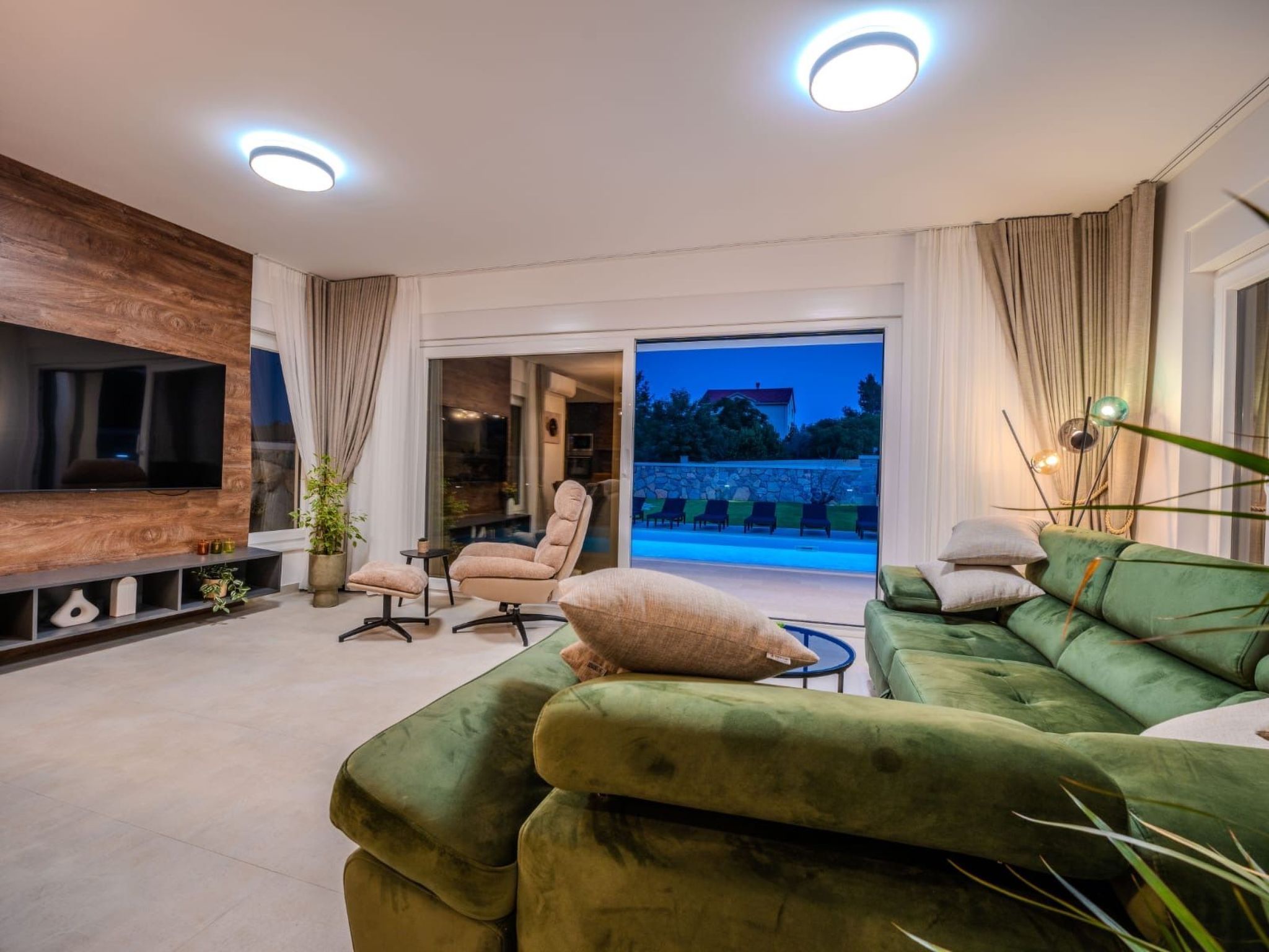 Neue Luxusvilla mit Pool - Agentur TA Leut-Drinnen