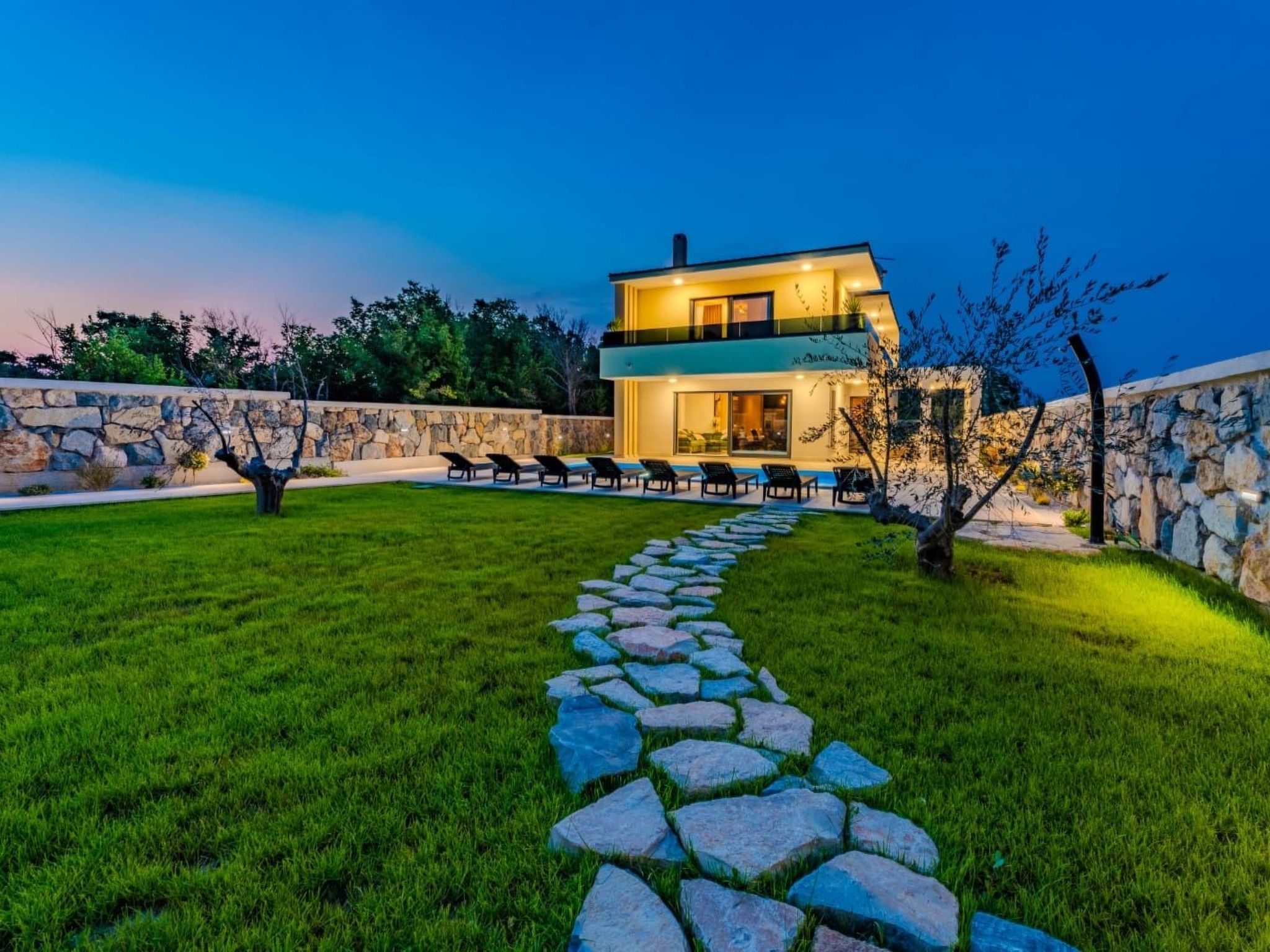 Neue Luxusvilla mit Pool - Agentur TA Leut-Draußen