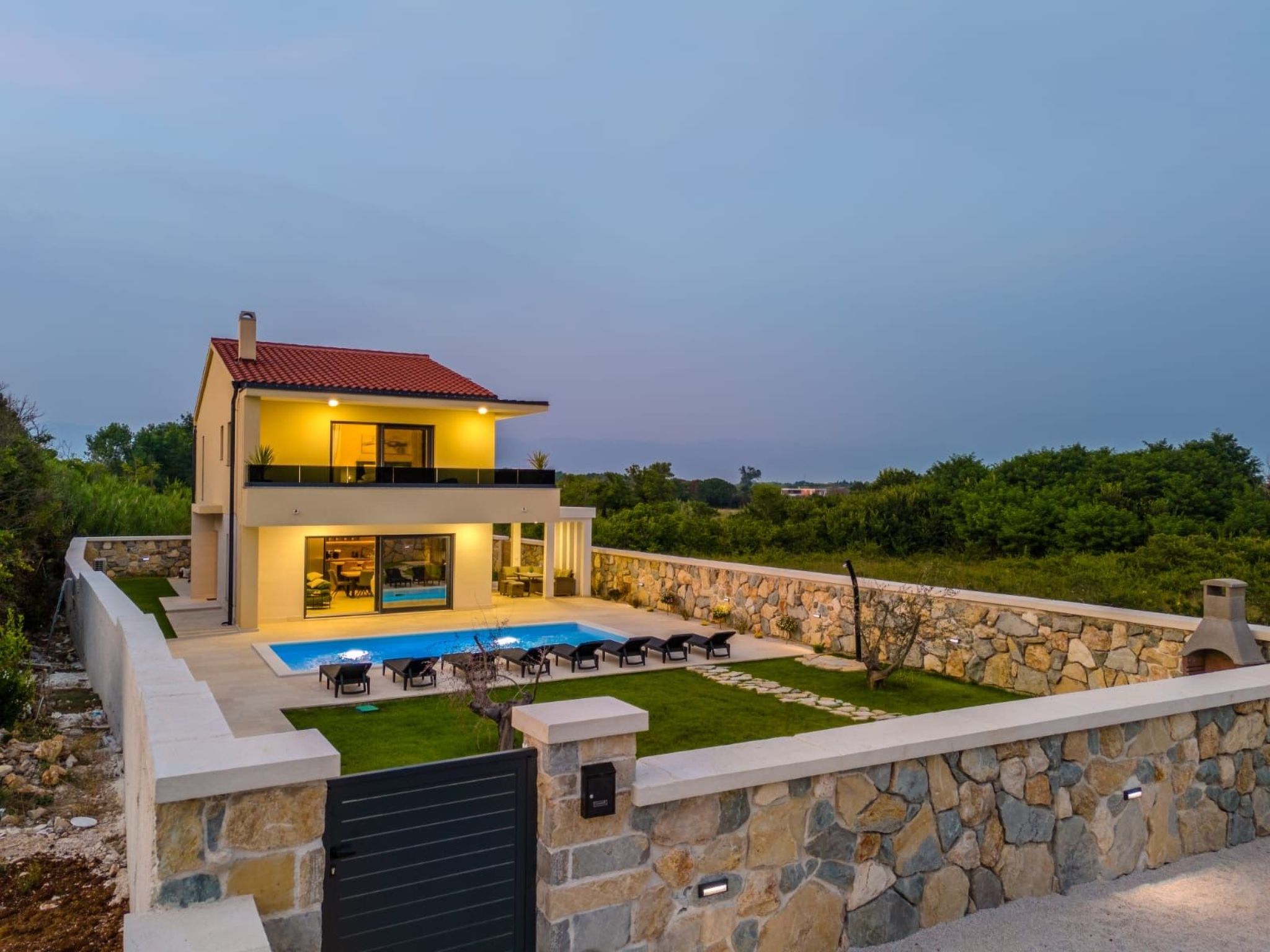 Neue Luxusvilla mit Pool - Agentur TA Leut-Drinnen