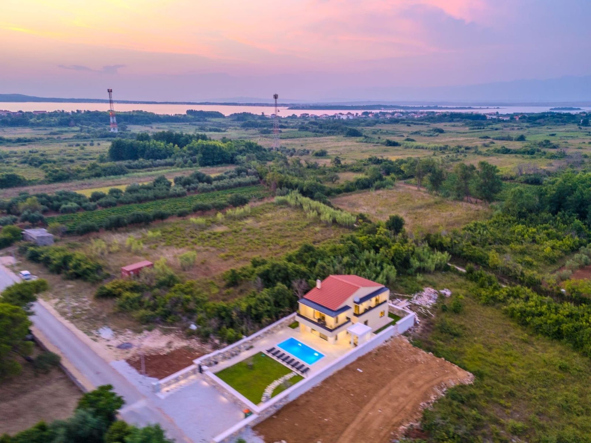 Neue Luxusvilla mit Pool - Agentur TA Leut-Draußen