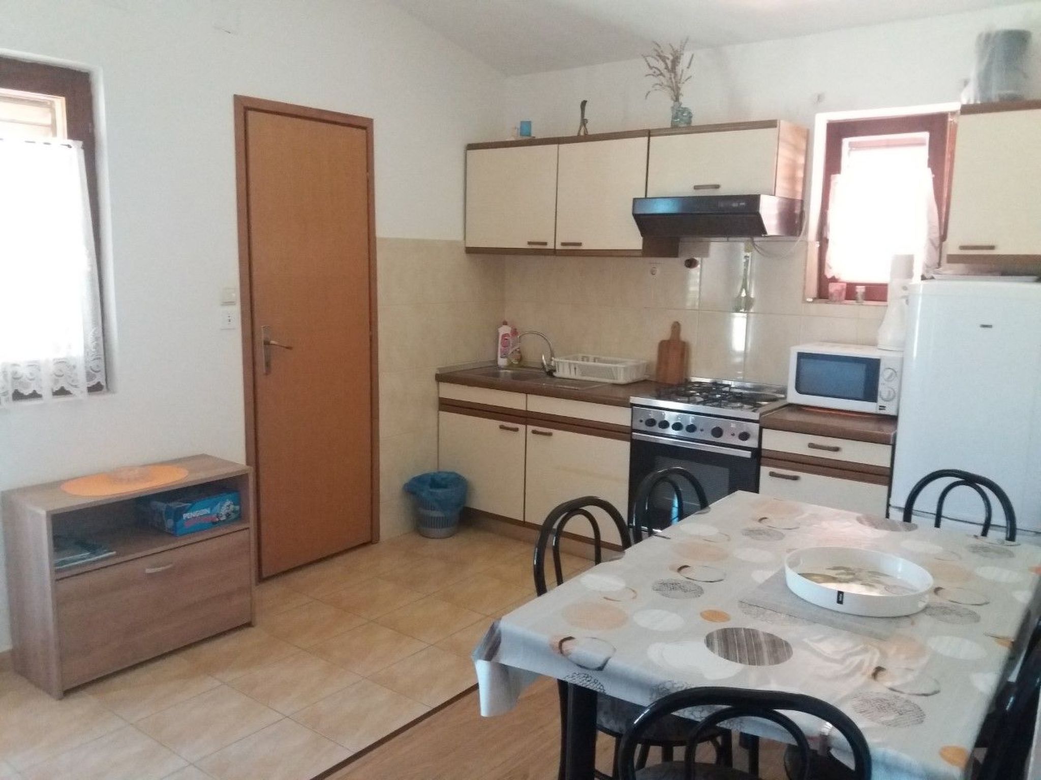 "Visnja" direkt am Strand — Kitchen / Dining Room (3 of 9)