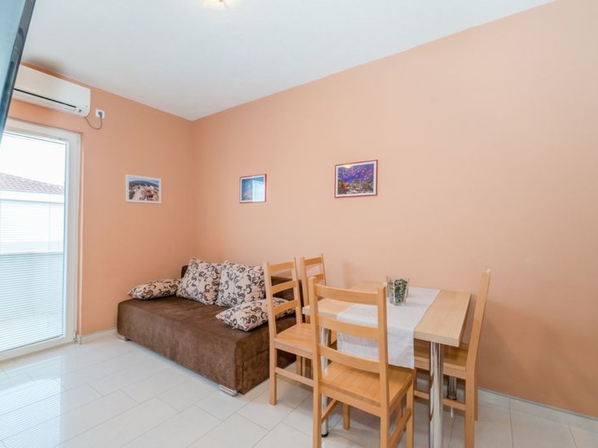 "Maestral 02" direkt am Strand-Drinnen