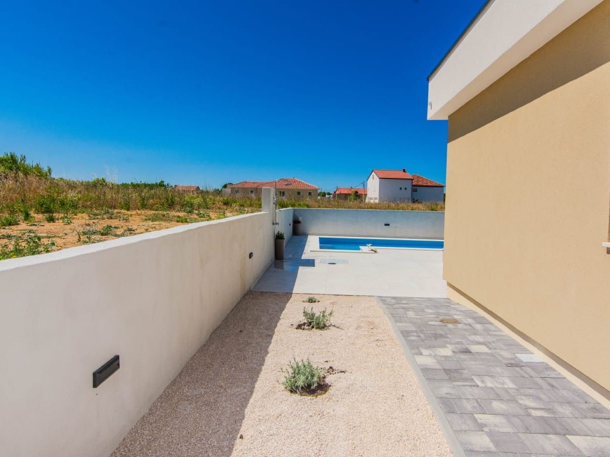 Neues modernes Poolhaus in Privlaka-Draußen