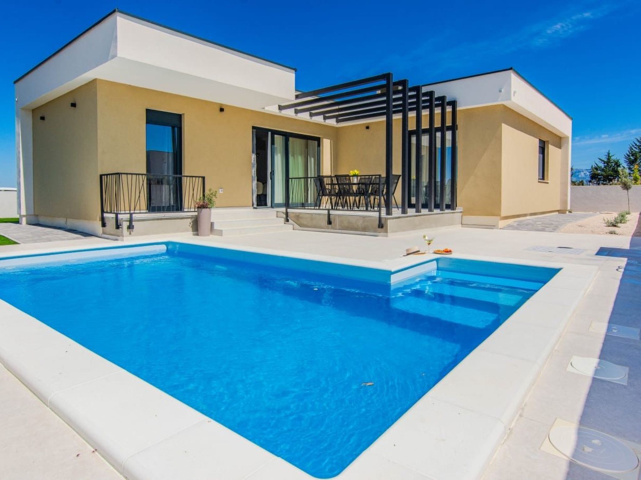 Neues modernes Poolhaus in Privlaka-Draußen